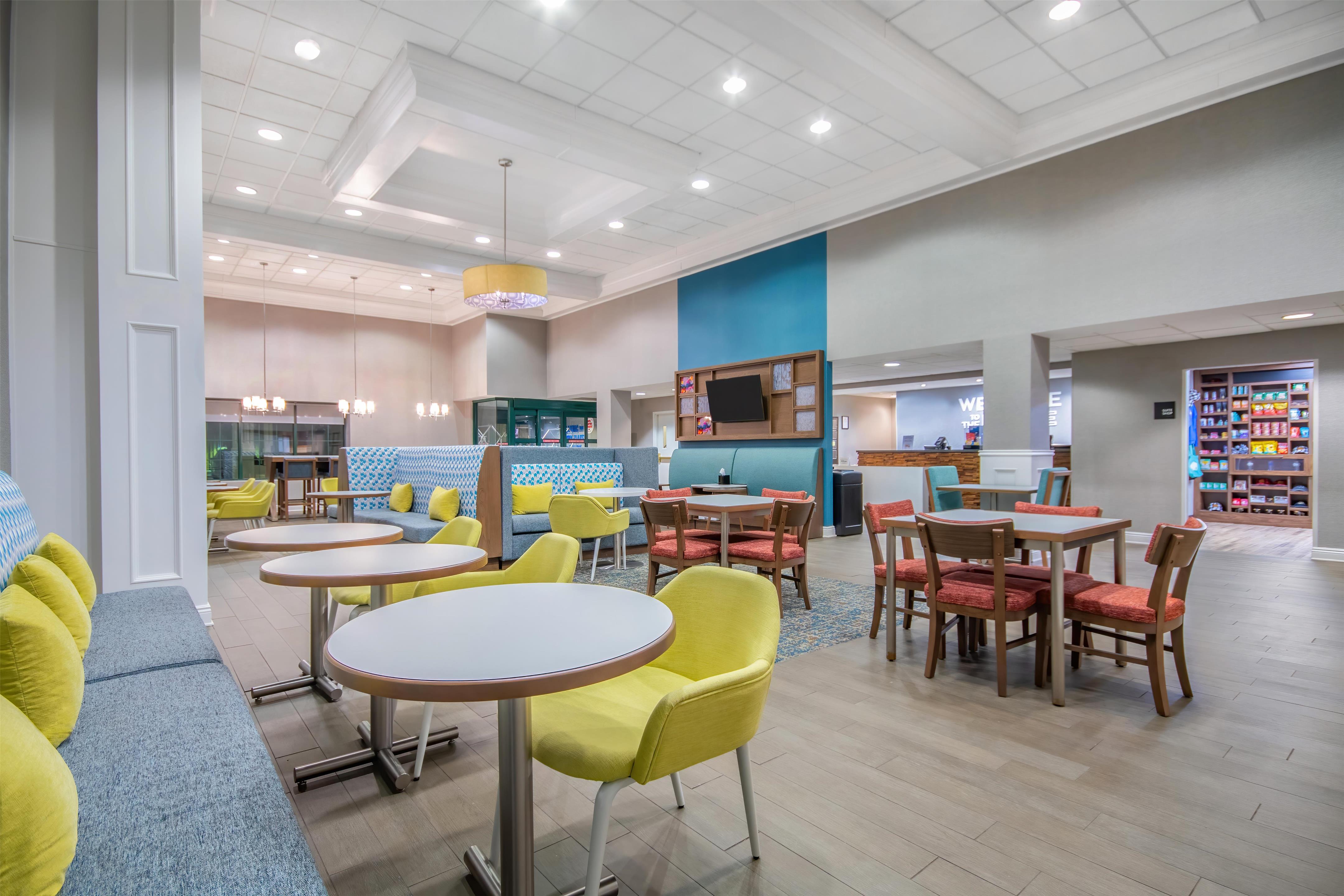 Breakfast Area | Hampton Inn East Aurora