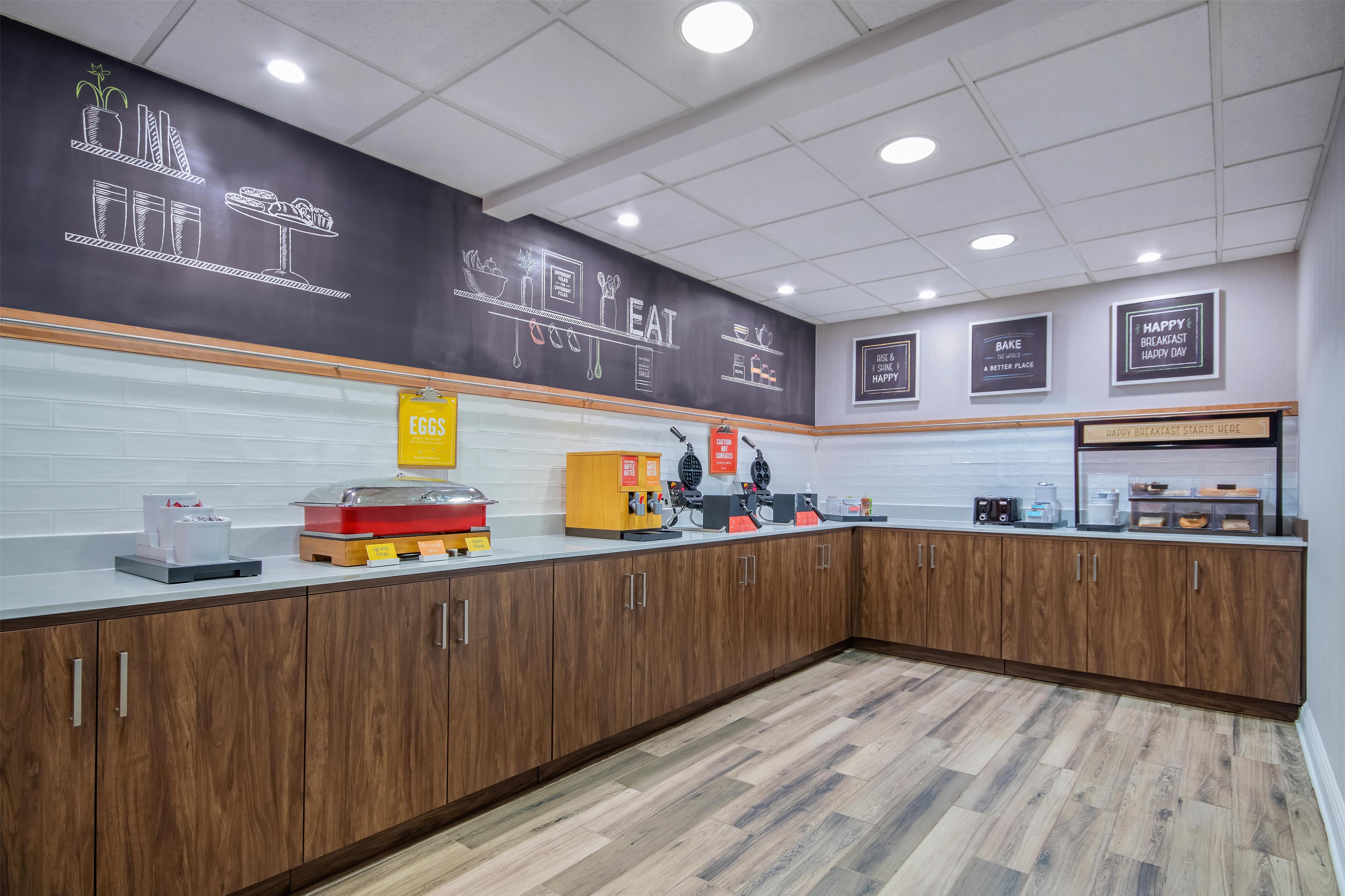 Breakfast Area | Hampton Inn East Aurora
