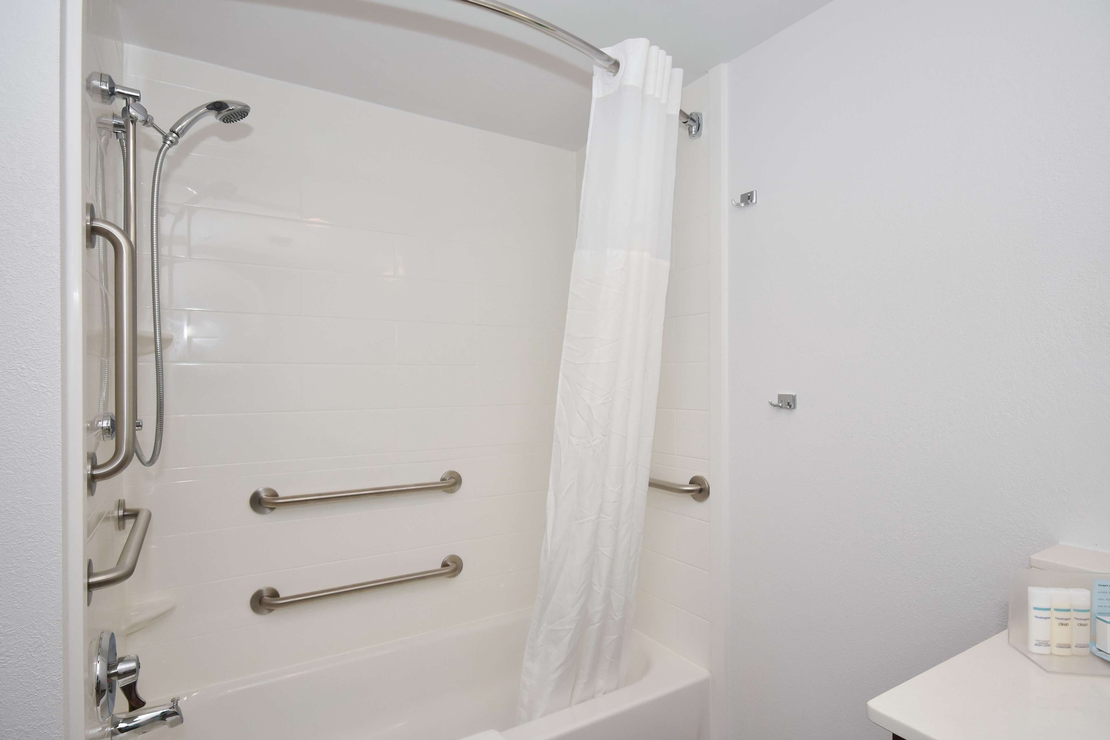 Hampton Inn Brevard Room Type - 1 QN MOB HEAR ACC TUB NS