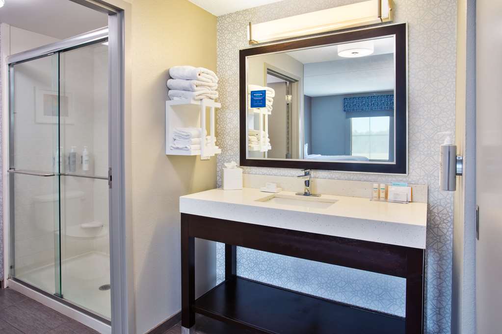 Hampton Inn &amp; Suites Columbia/Southeast Ft. J-guestroom-Guest Room,Bathroom,On-Site.jpg