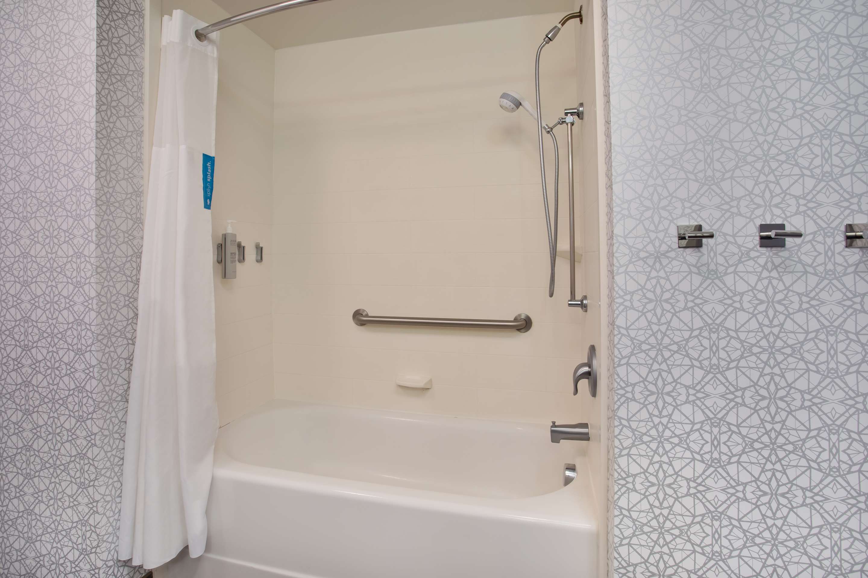 Guest room bath