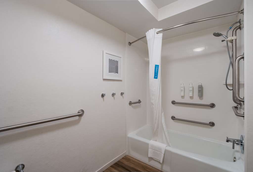Hampton Inn Columbia-I-26 Airport-guestroom-Guest Room,Bathroom,On-Site.jpg
