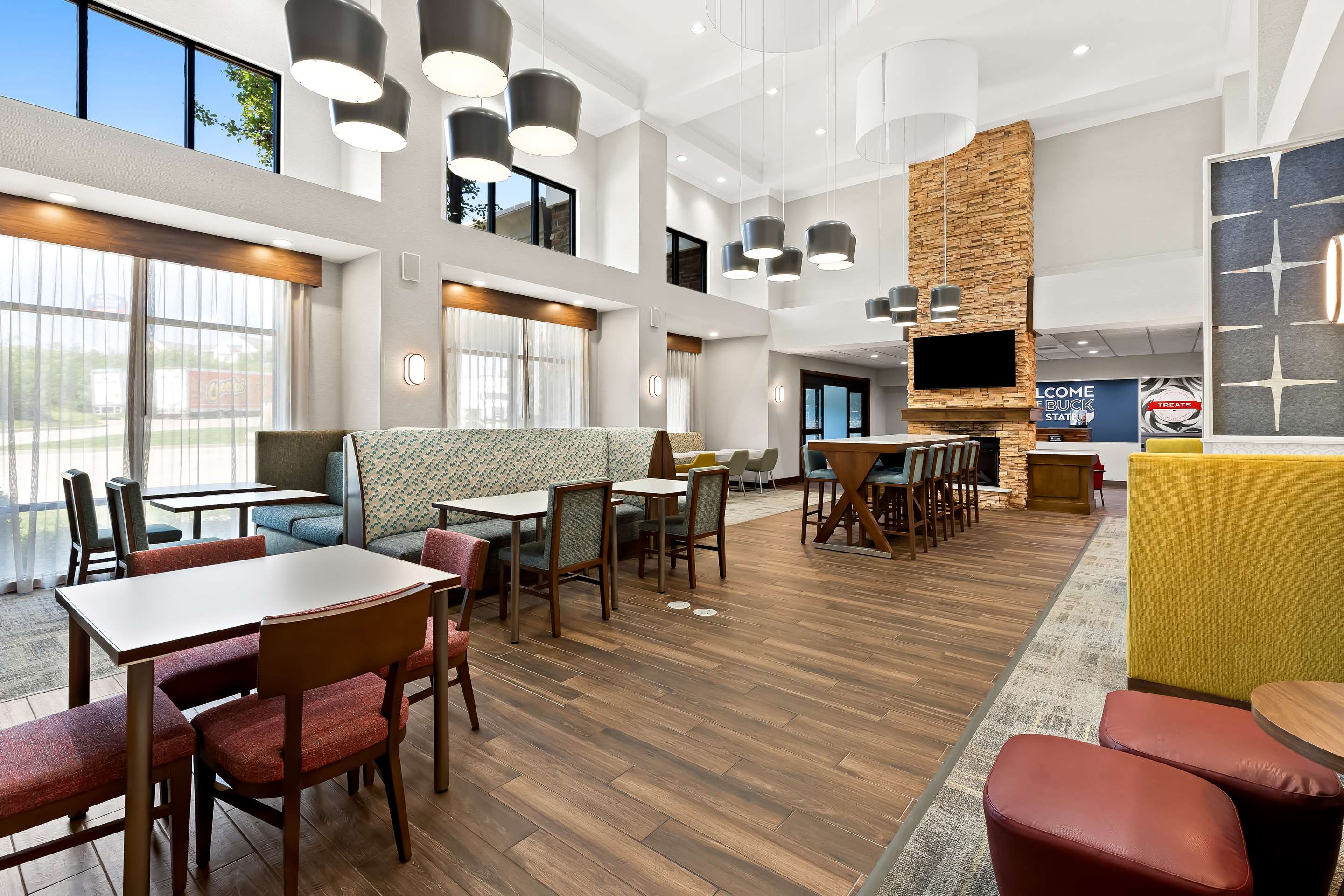 Breakfast Area | Hampton Inn & Suites Canton
