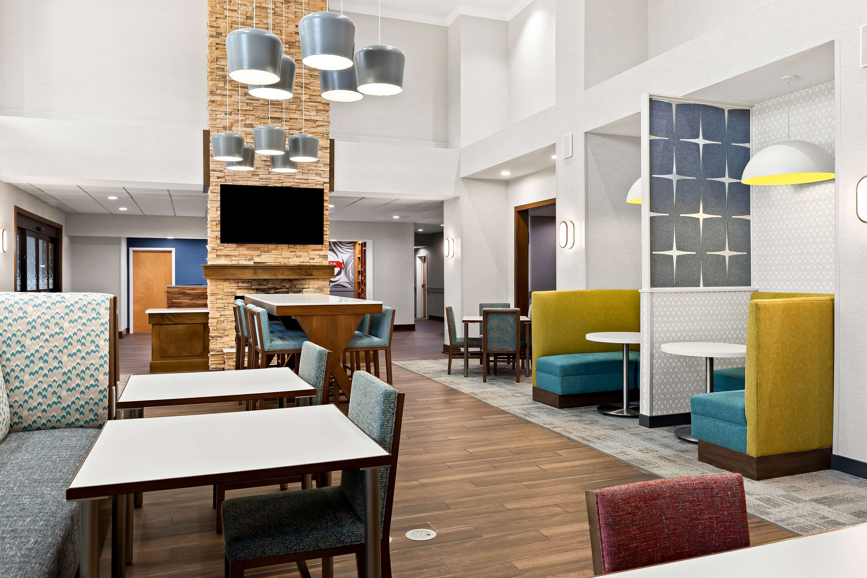 Breakfast Area | Hampton Inn & Suites Canton
