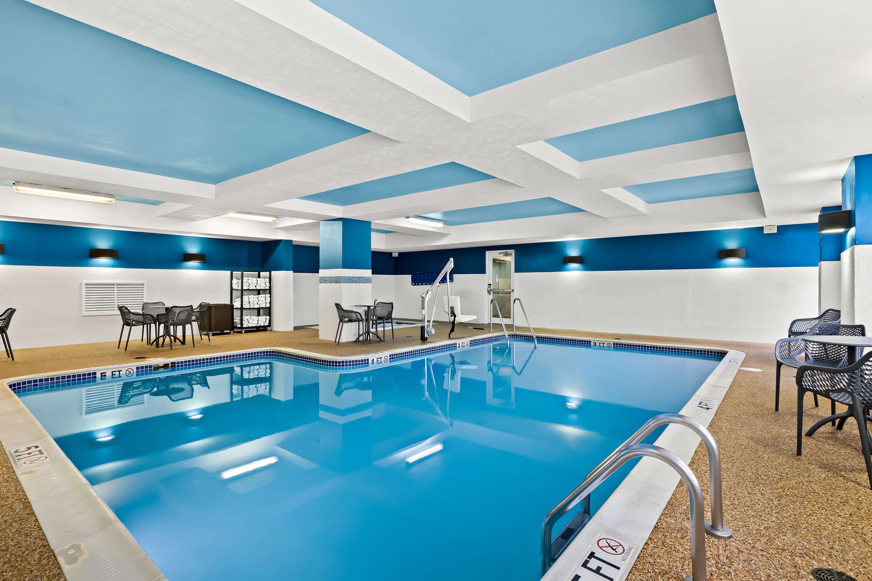 Pool | Hampton Inn & Suites Canton