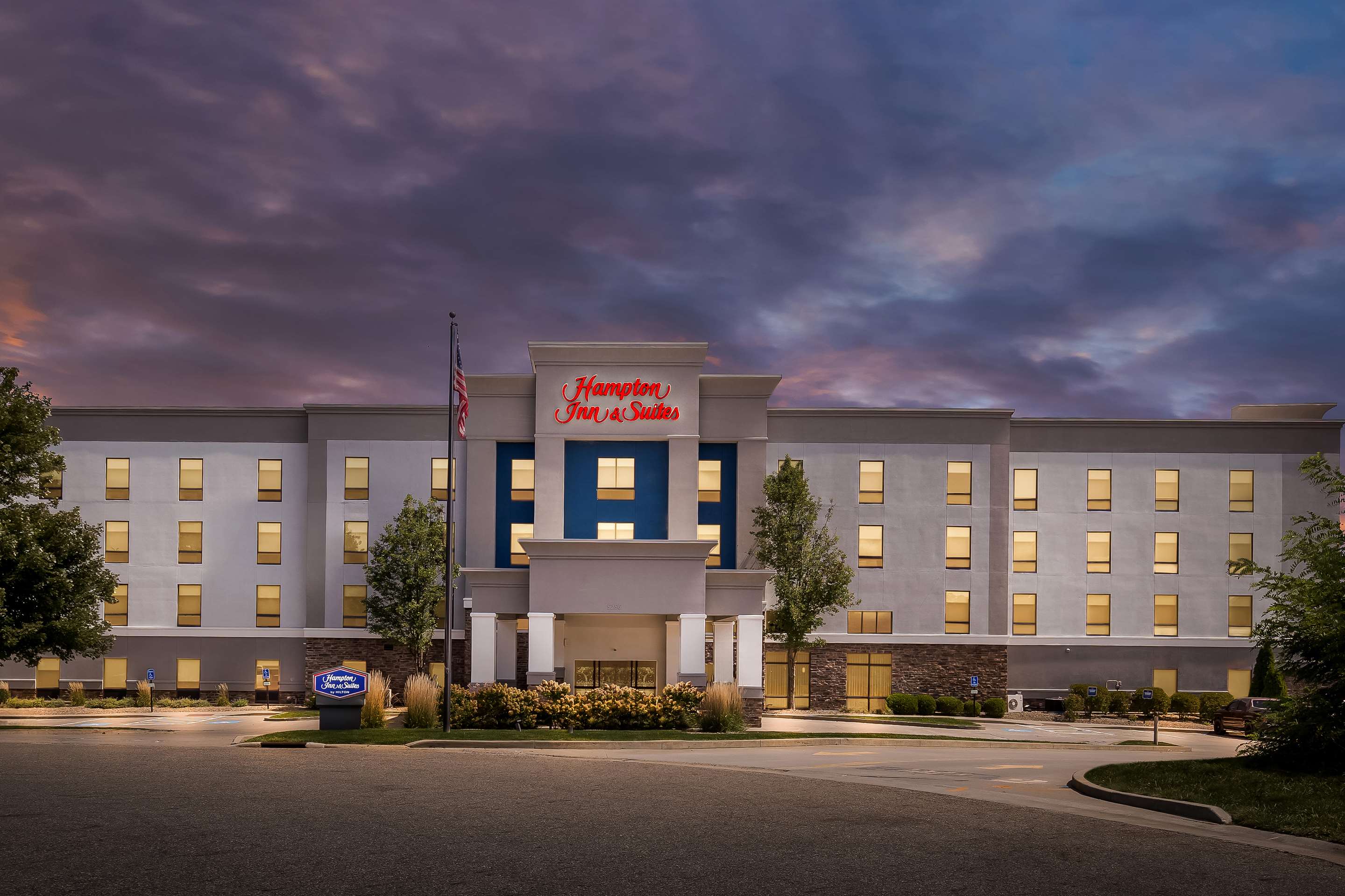 Exterior | Hampton Inn & Suites Canton