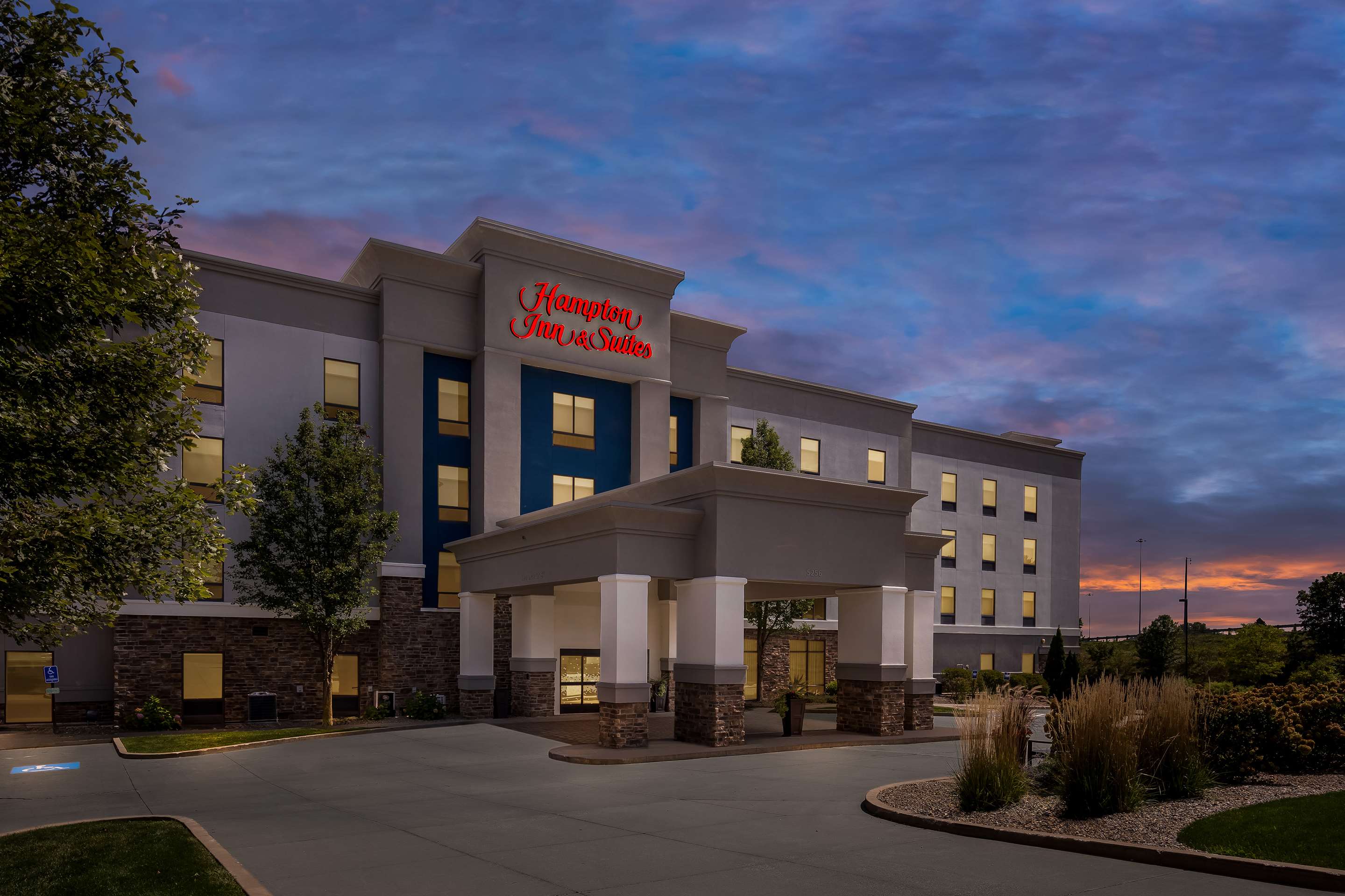 Exterior | Hampton Inn & Suites Canton