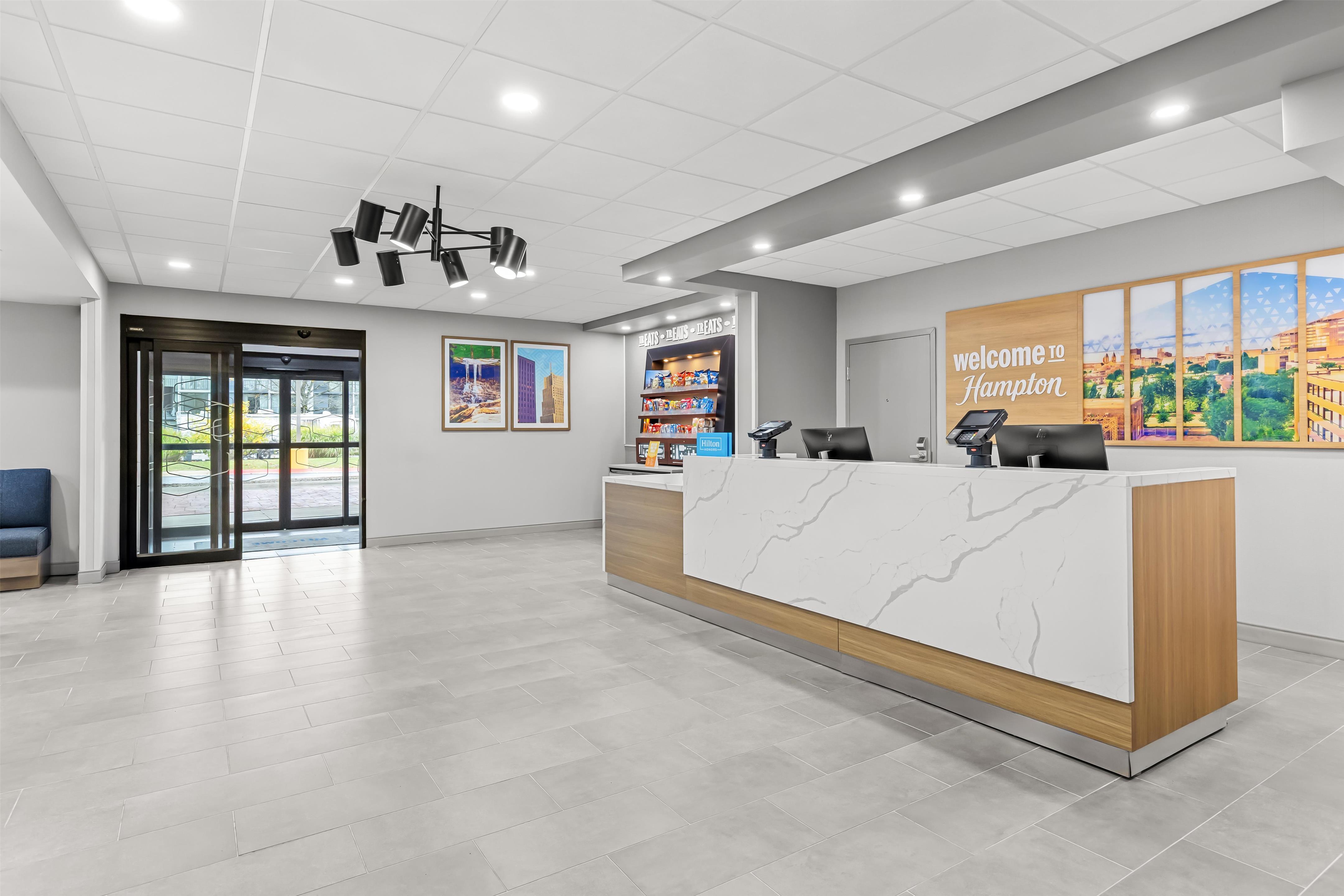 Lobby | Hampton Inn Akron-Fairlawn