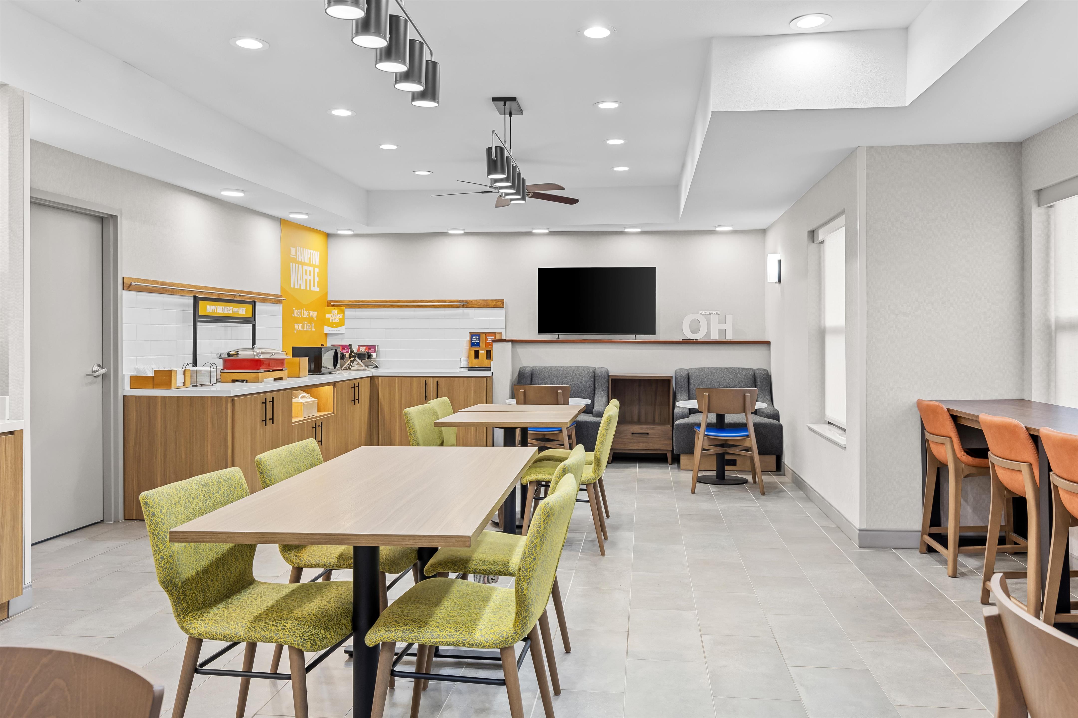 Breakfast Area | Hampton Inn Akron-Fairlawn