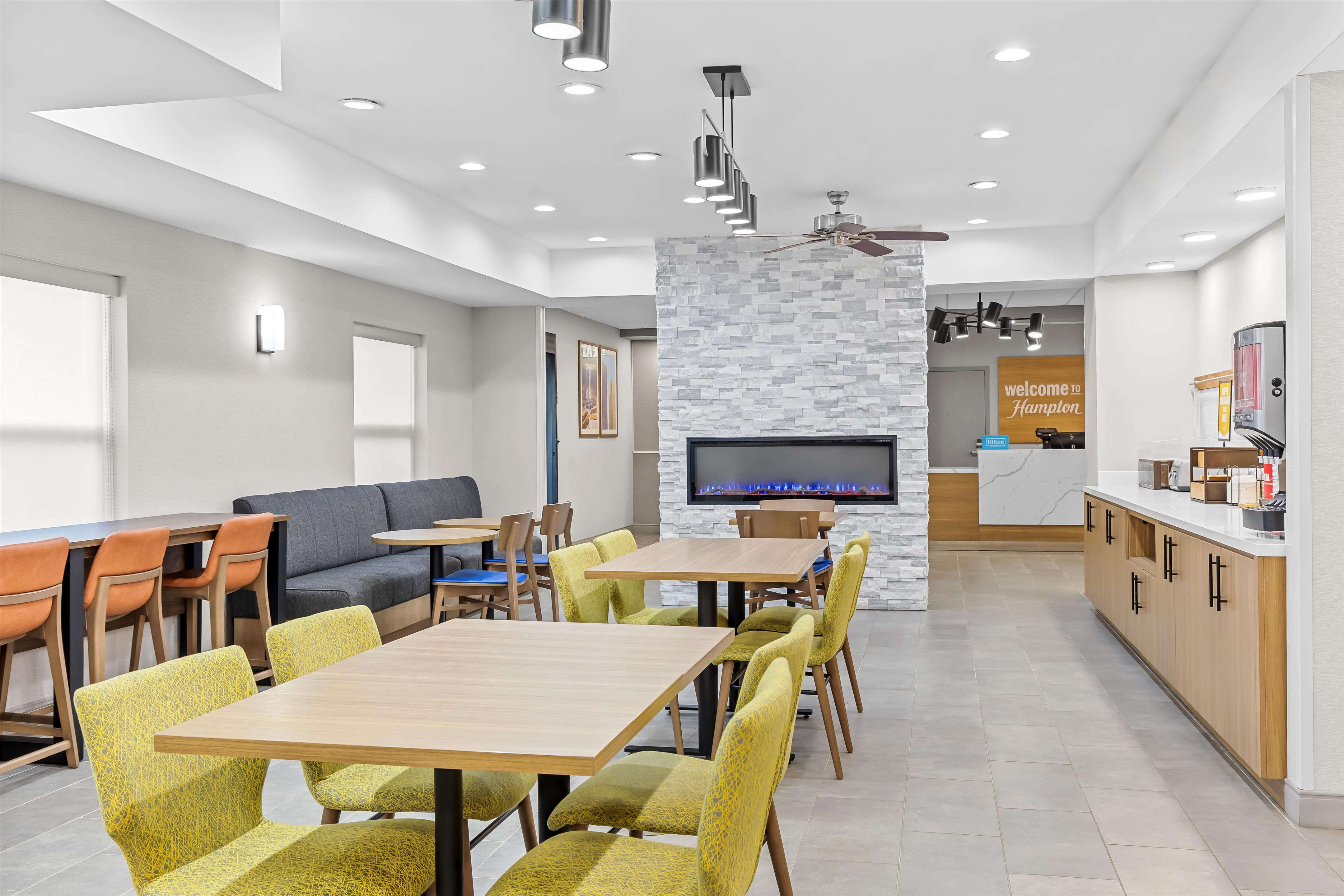 Breakfast Area | Hampton Inn Akron-Fairlawn