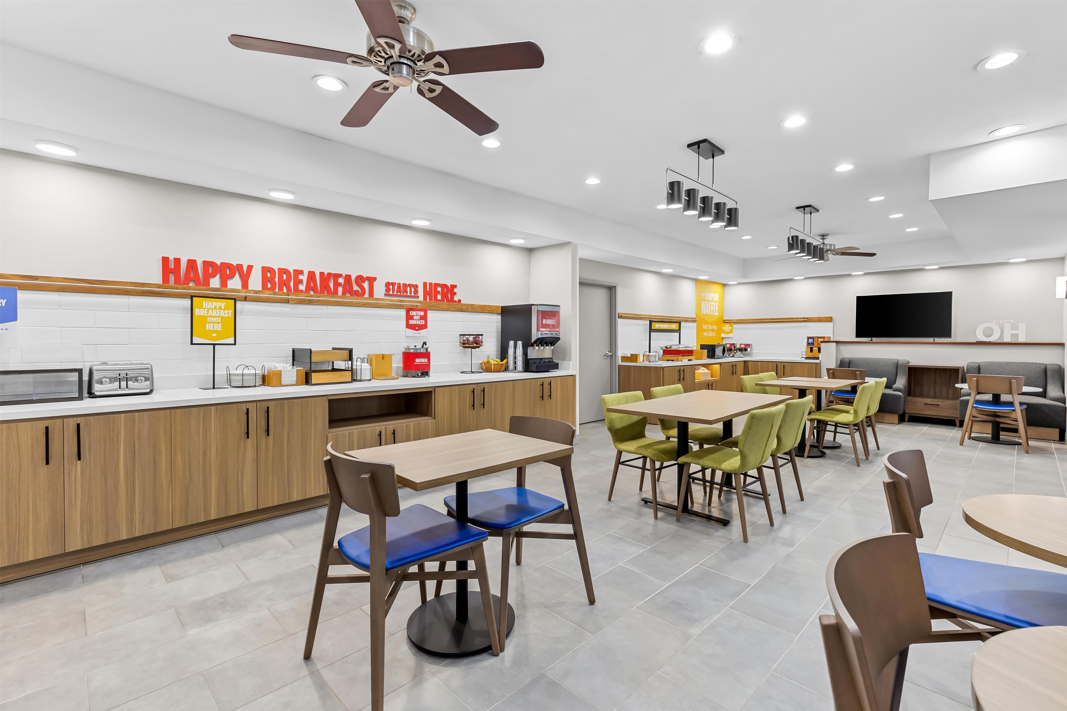 Breakfast Area | Hampton Inn Akron-Fairlawn