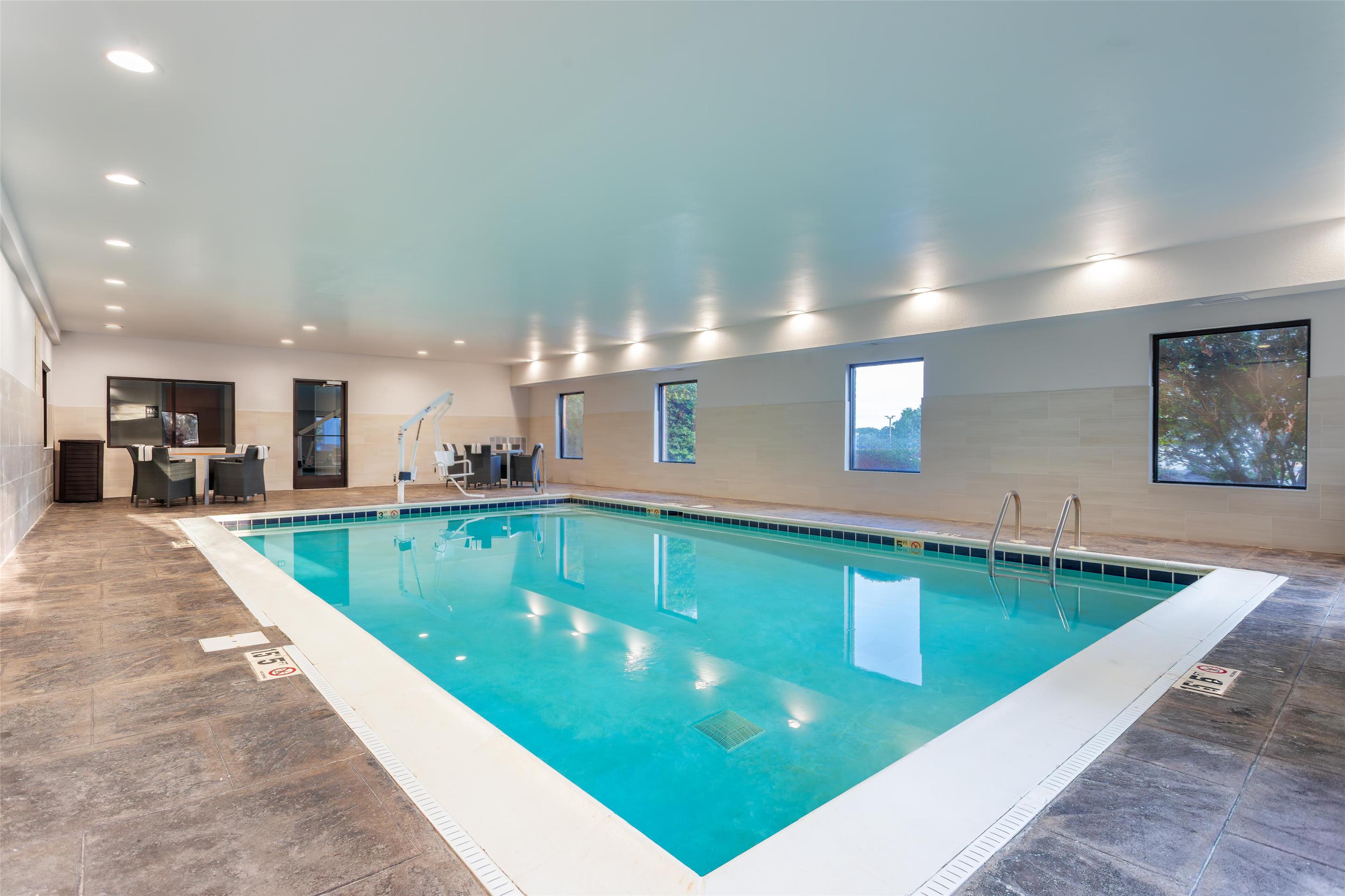 Pool | Hampton Inn Akron-South