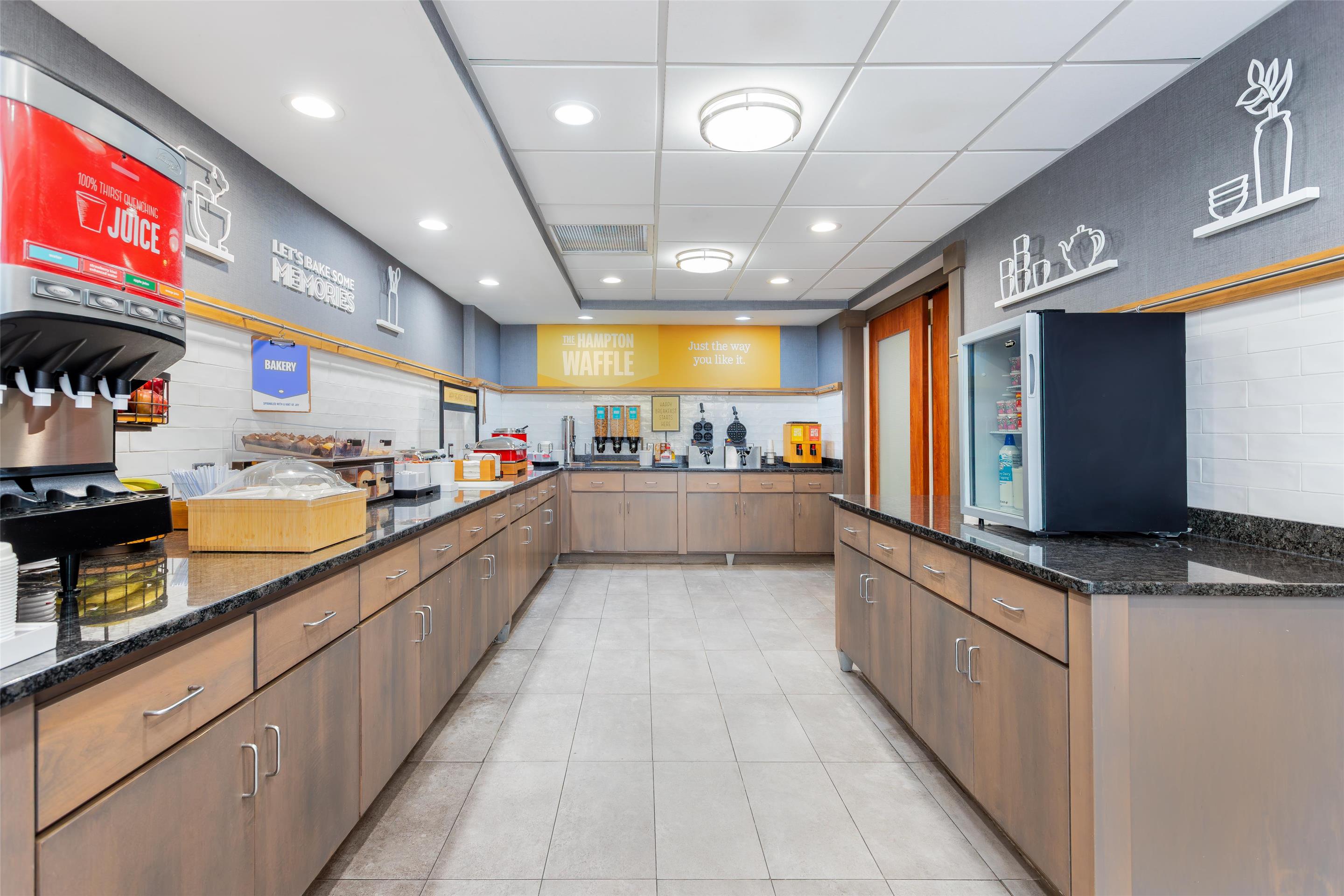 Breakfast Area | Hampton Inn Akron-South