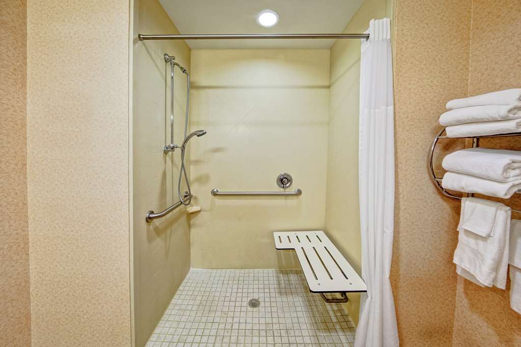 Hampton Inn by Hilton Cambridge Room Type - 1 KNG ACC ROLLIN SHWR NS