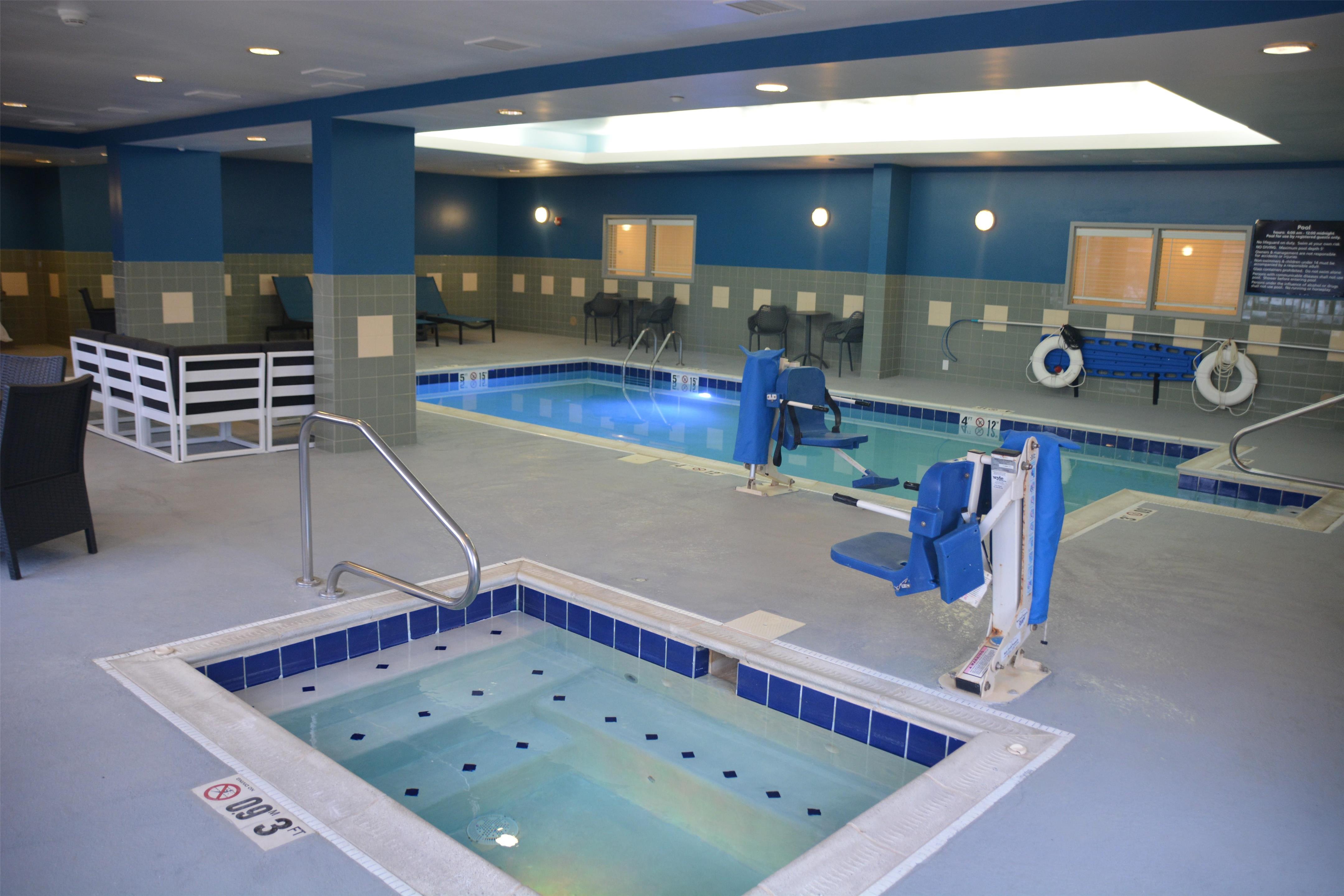 Pool | Hampton Inn Cambridge