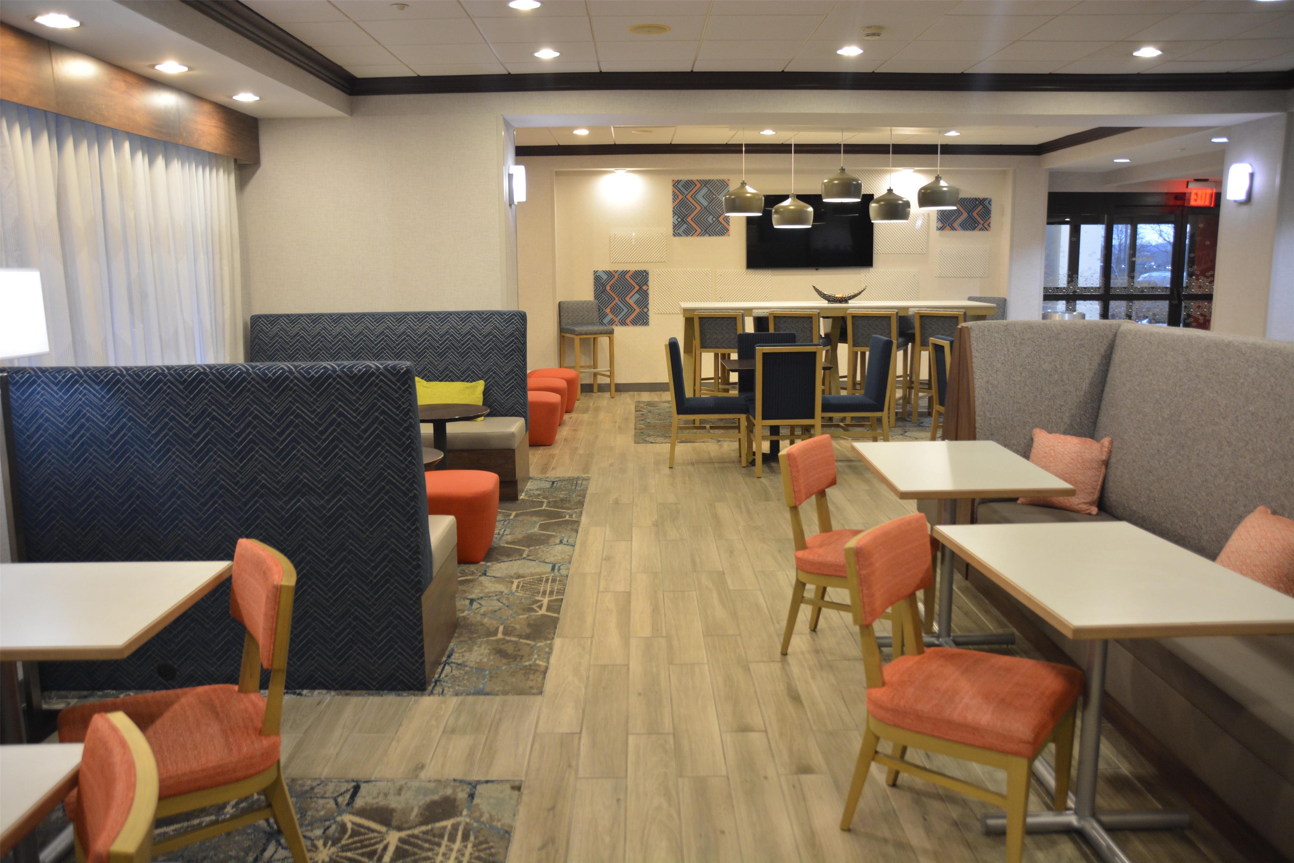 Breakfast Area | Hampton Inn Cambridge