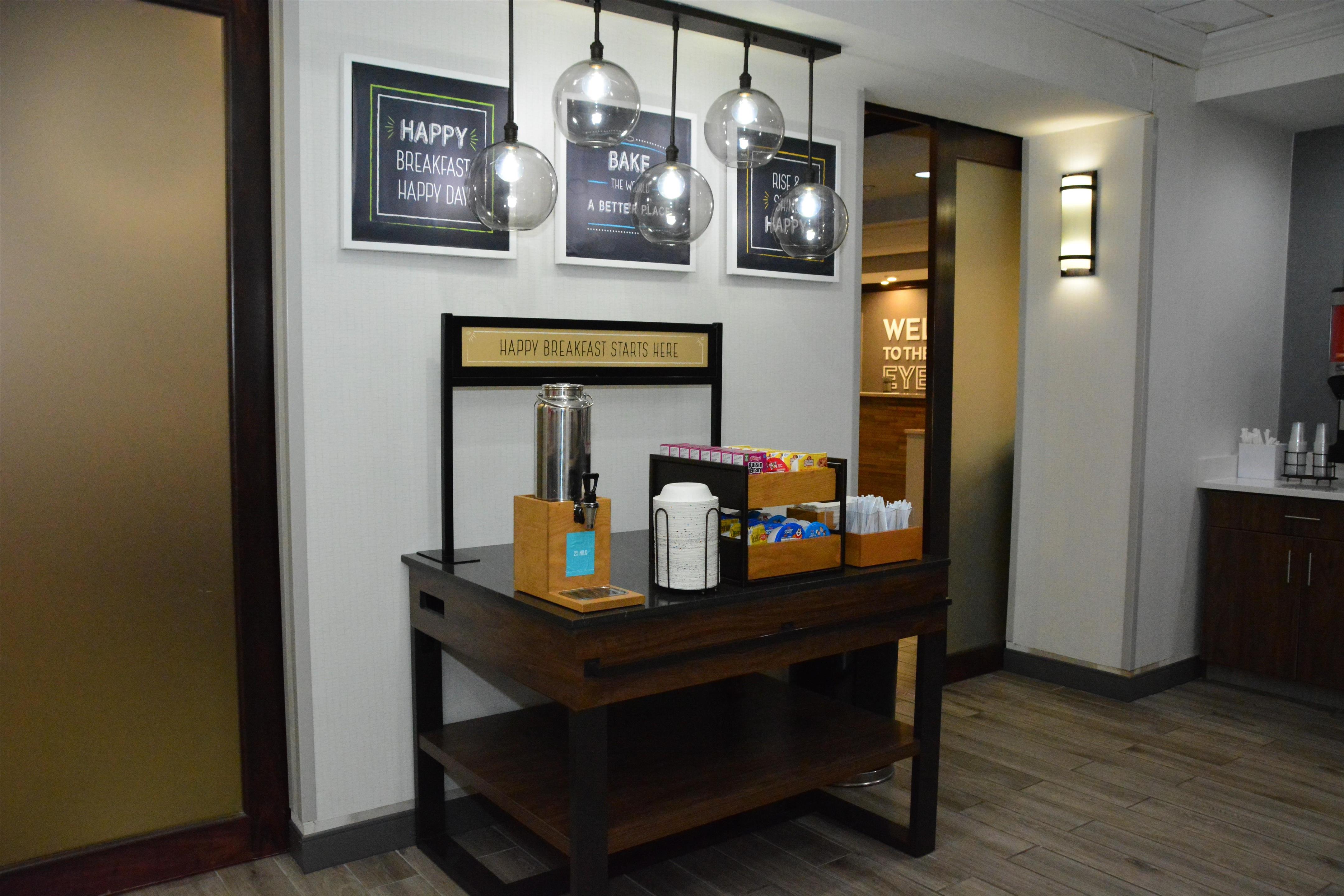 Breakfast Area | Hampton Inn Cambridge