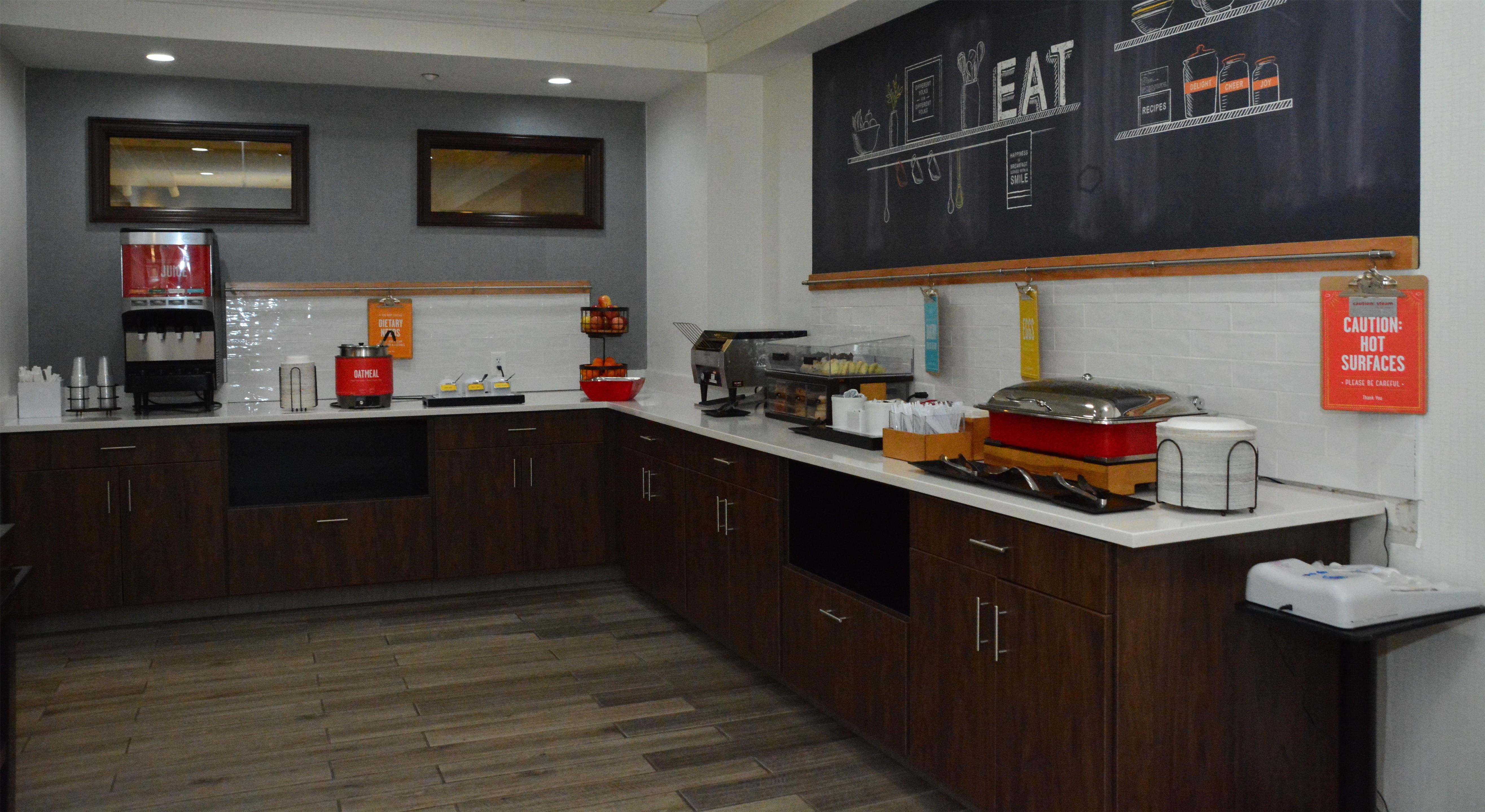 Breakfast Area | Hampton Inn Cambridge