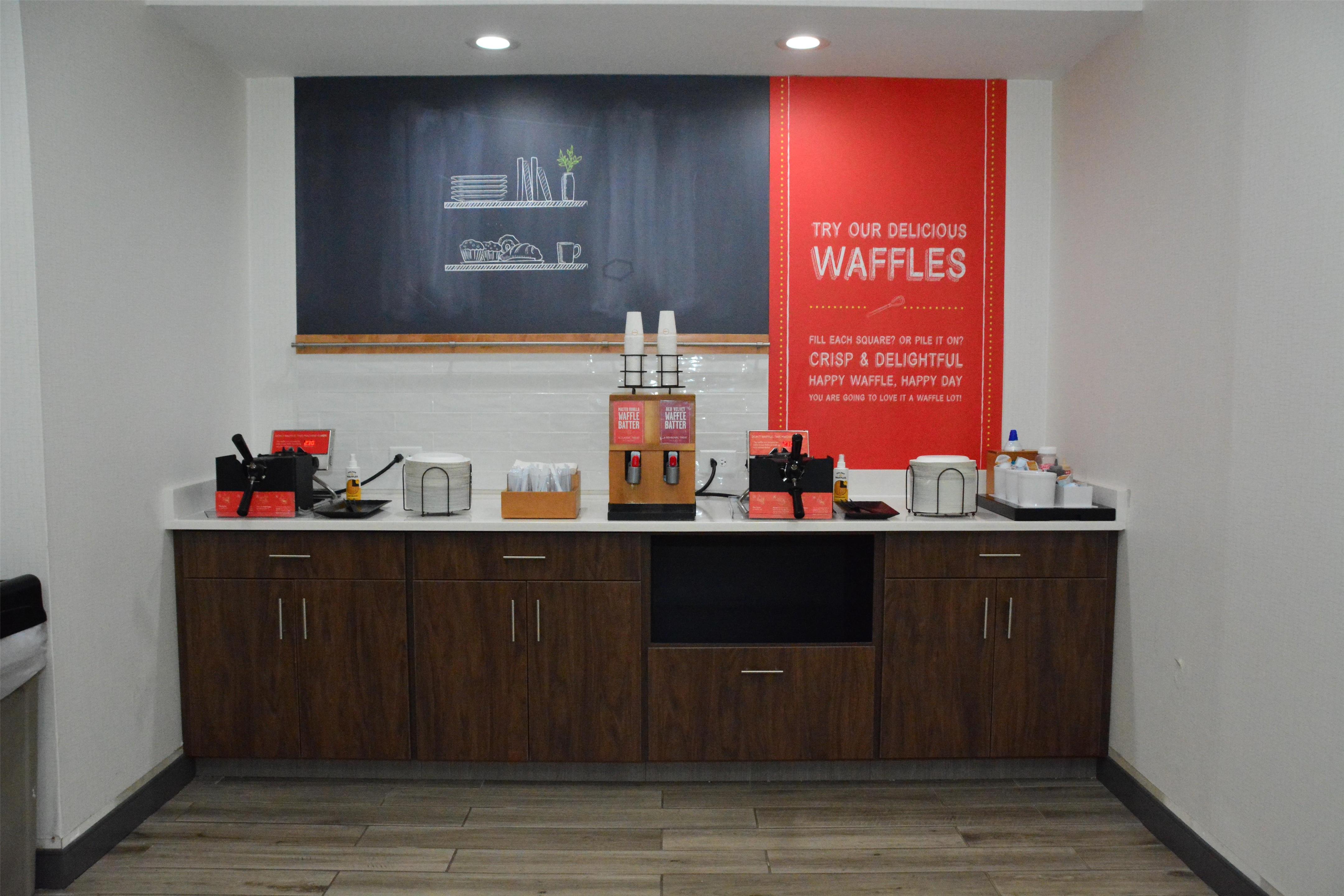 Breakfast Area | Hampton Inn Cambridge