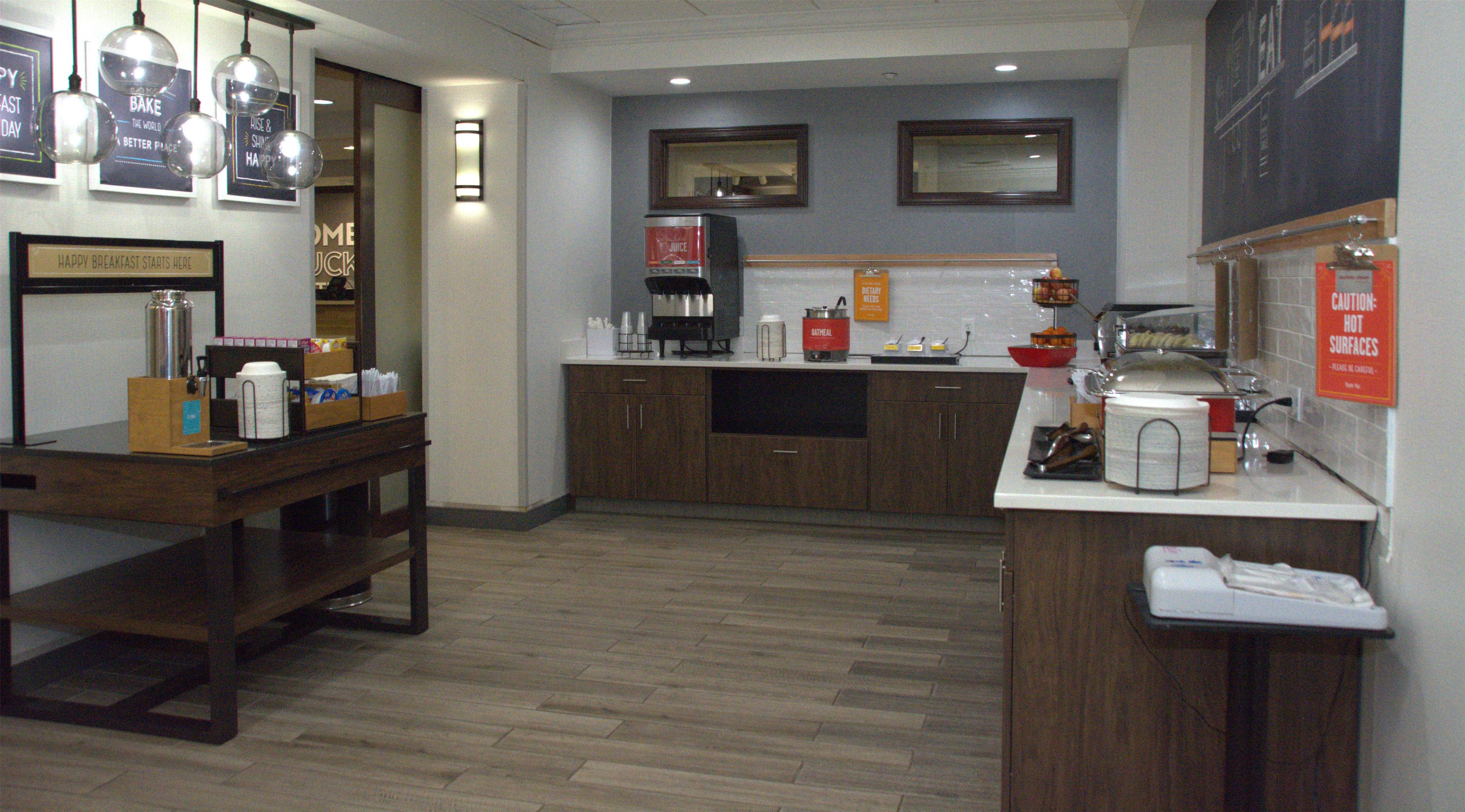 Breakfast Area | Hampton Inn Cambridge