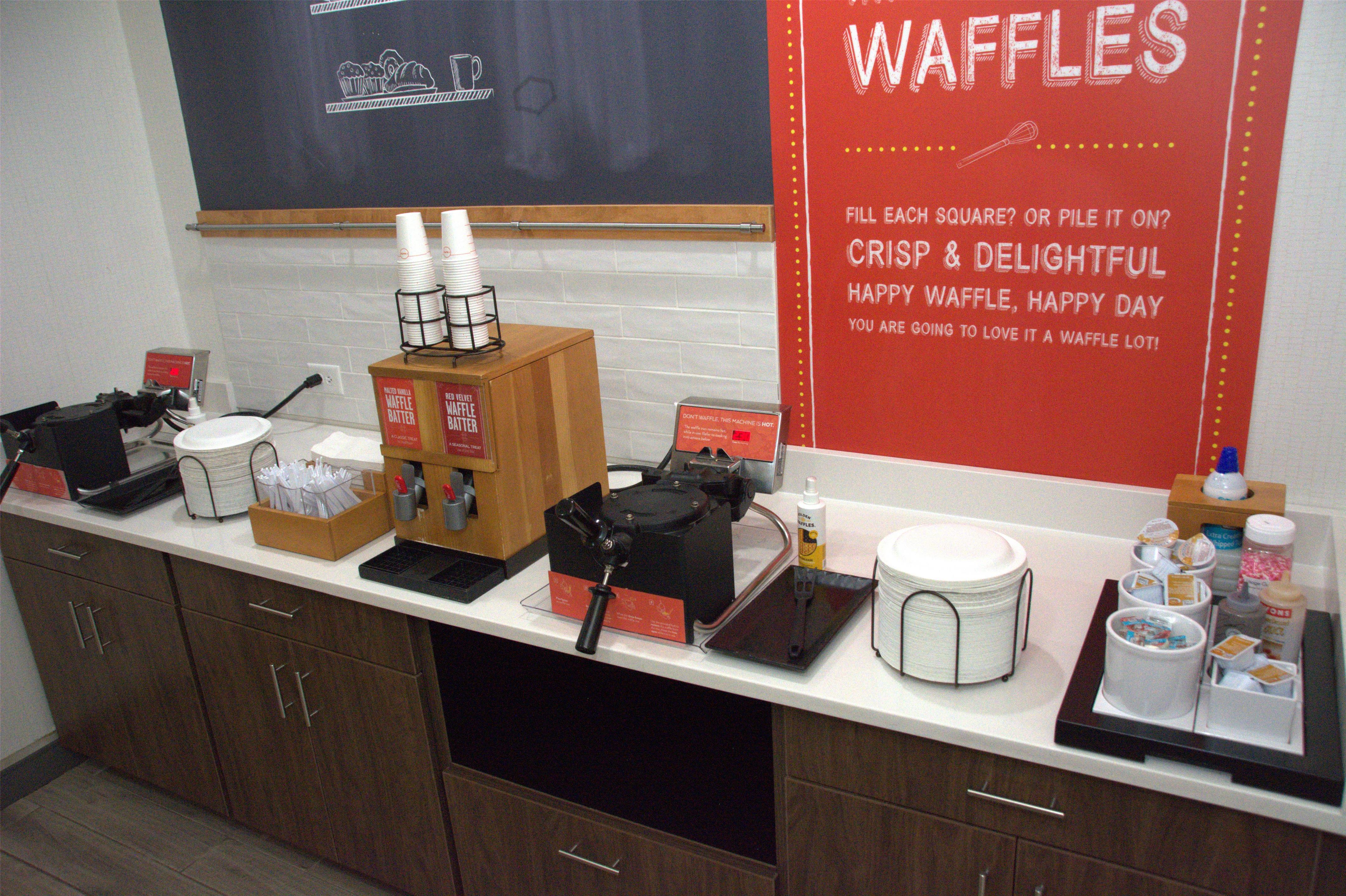 Breakfast Area | Hampton Inn Cambridge
