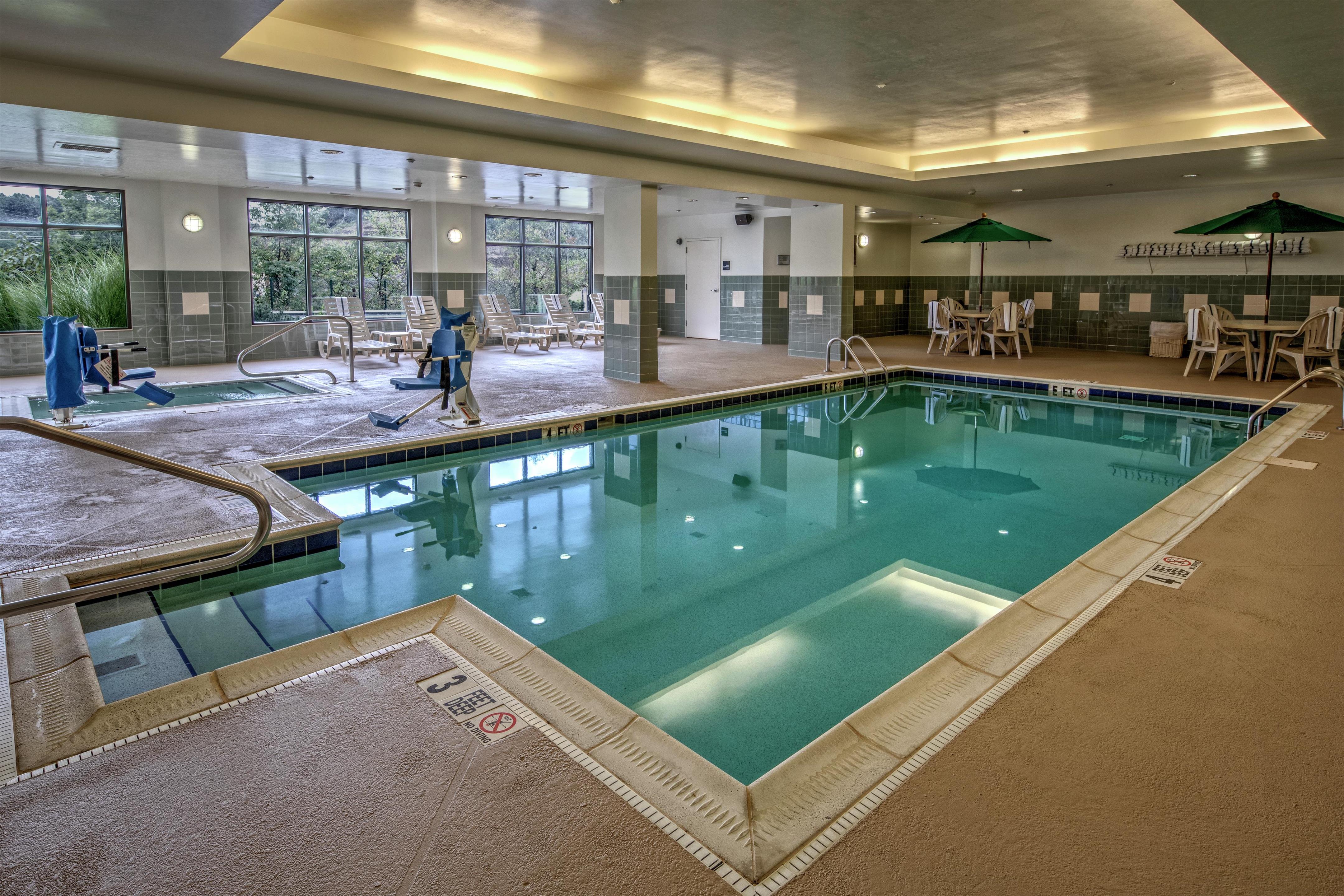 Pool | Hampton Inn Cambridge