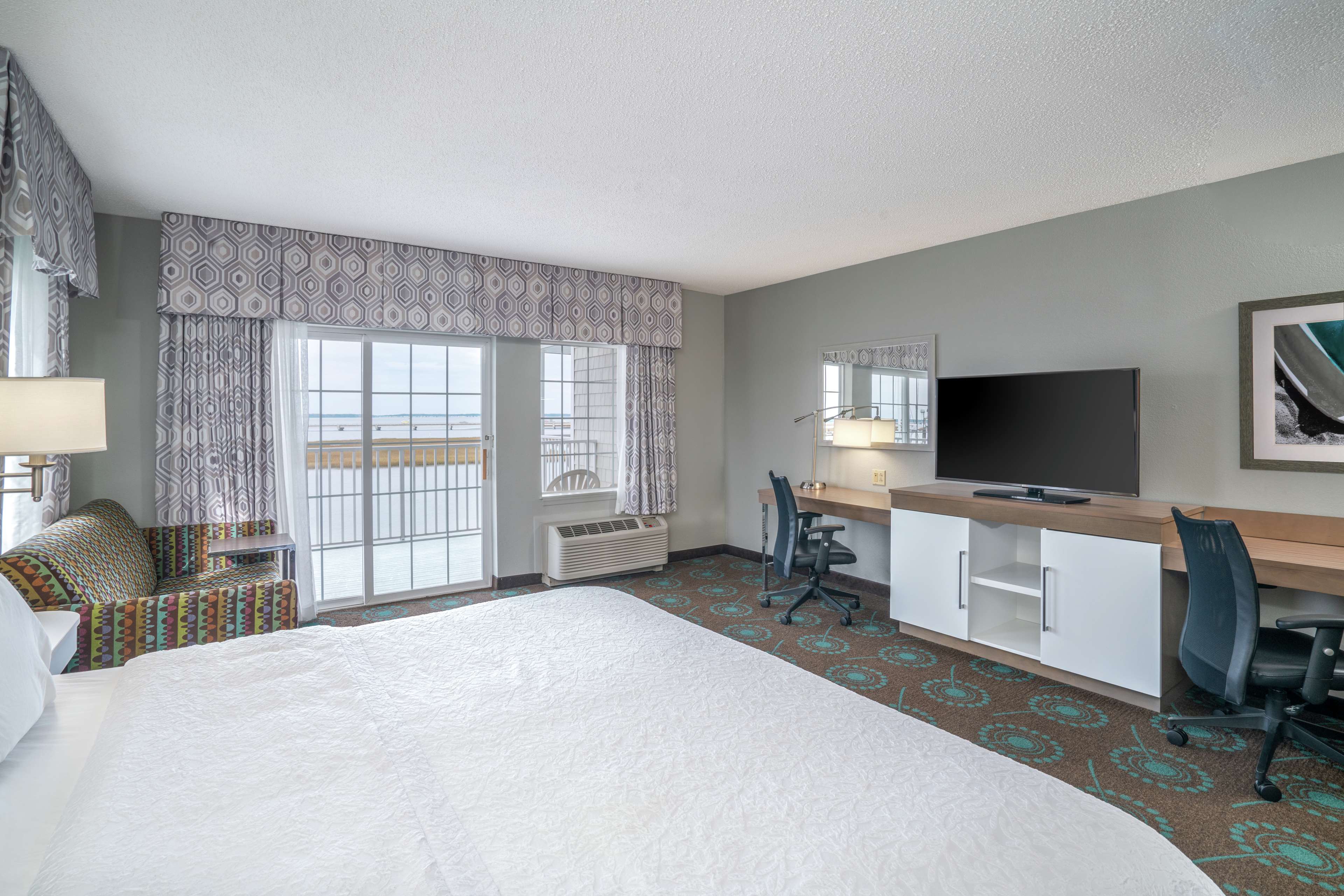 Hampton Inn & Suites Chincoteague Waterfront Room Type - KNG STUDIO STE NSMKG
