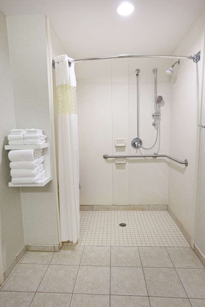 Hampton Inn & Suites Chincoteague Waterfront - Tap to explore photos