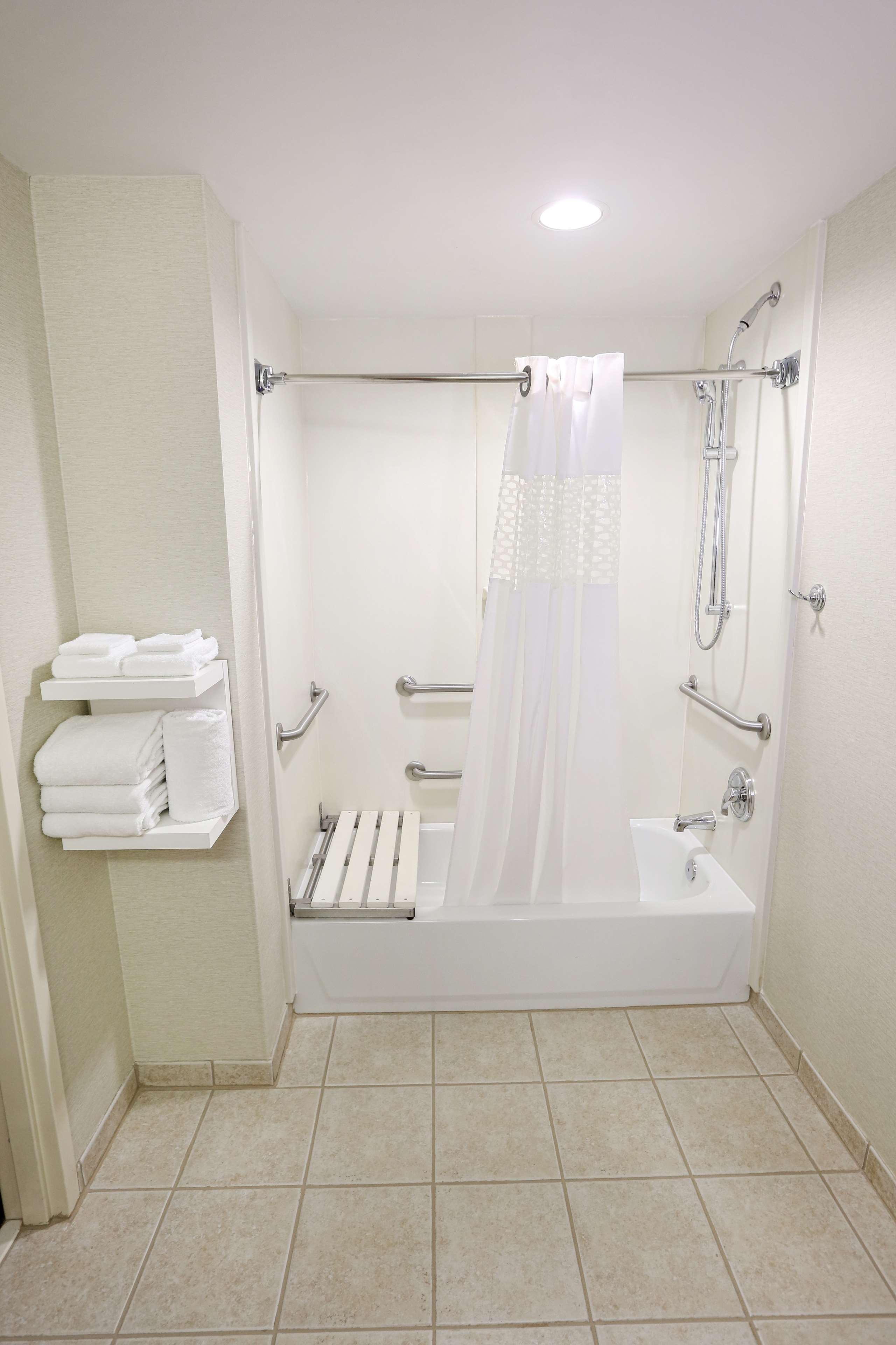 Hampton Inn & Suites Chincoteague Waterfront Room Type - 1KNG MOB HEAR ACC W TUB NS
