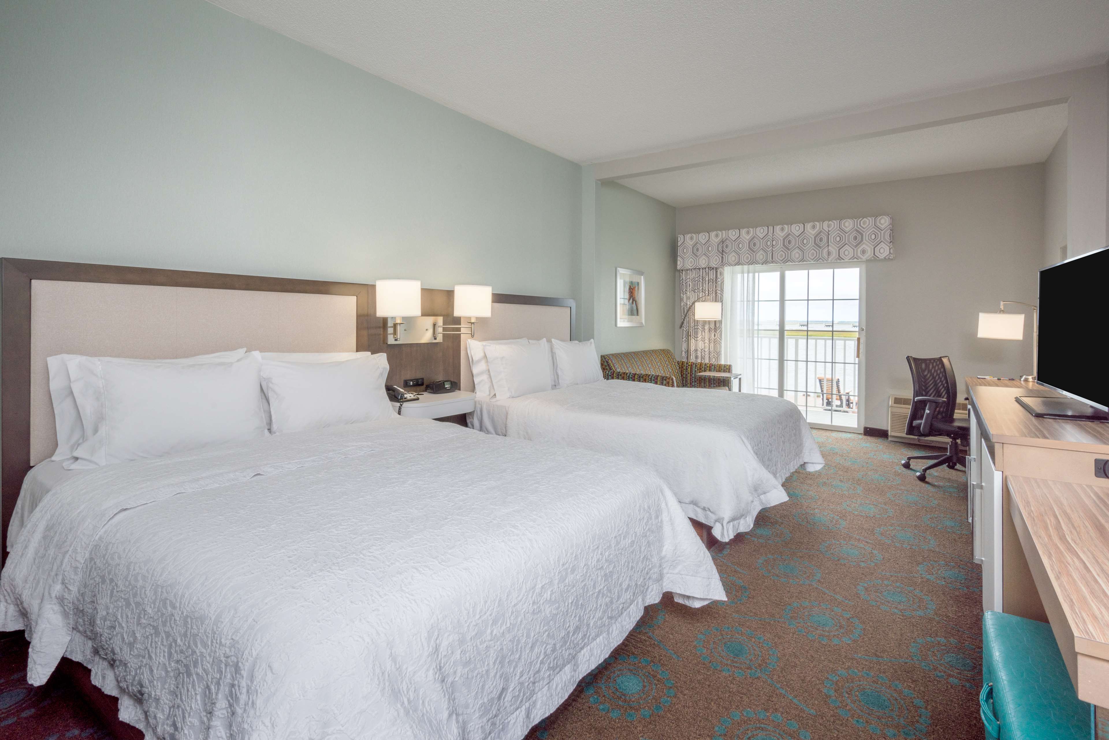 Hampton Inn & Suites Chincoteague Waterfront Room Type - 2 QN SOFA  WATERFRONT NS