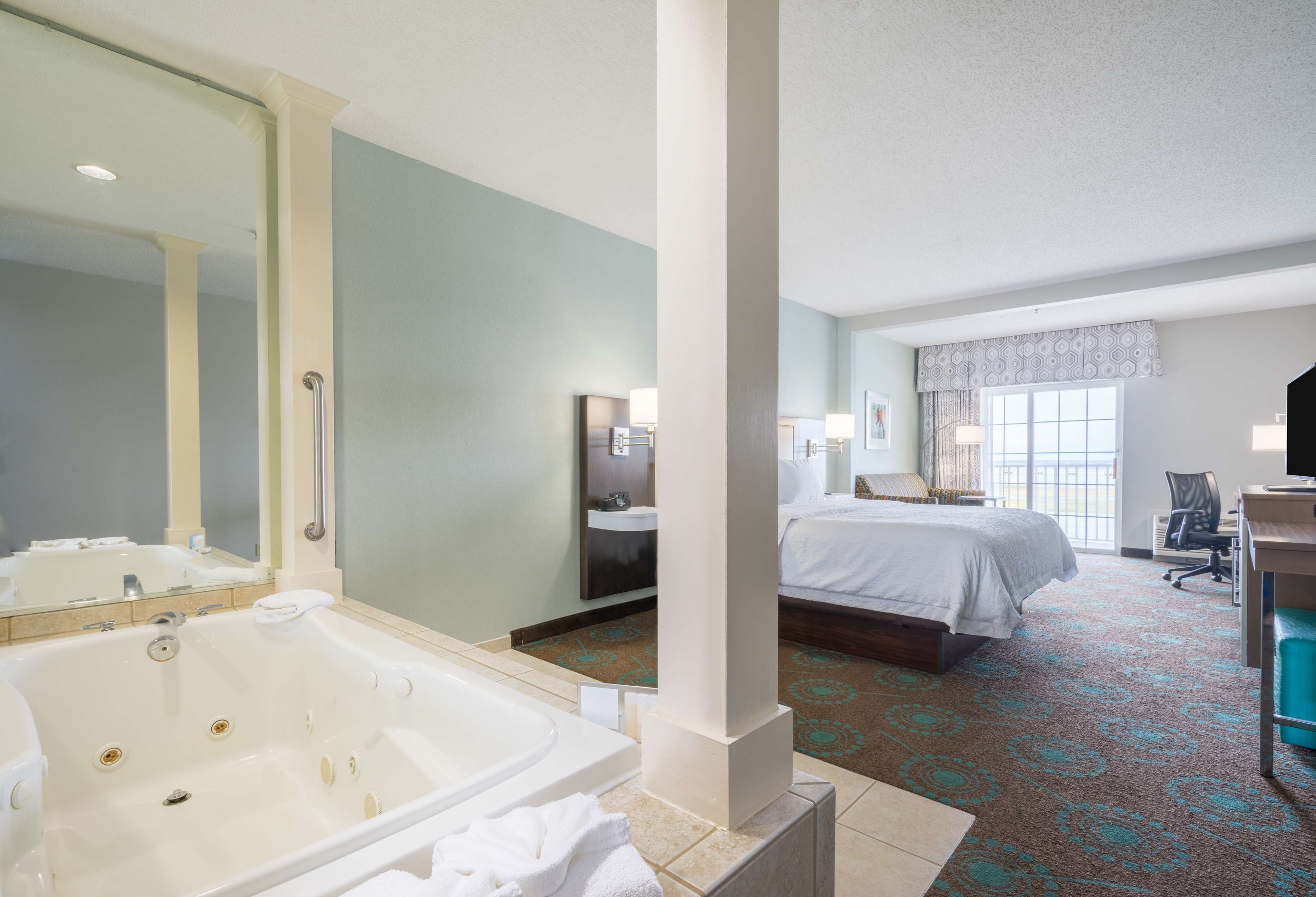 Hampton Inn & Suites Chincoteague Waterfront Room Type - KNG  WHIRLPOOL  WATERFRONT
