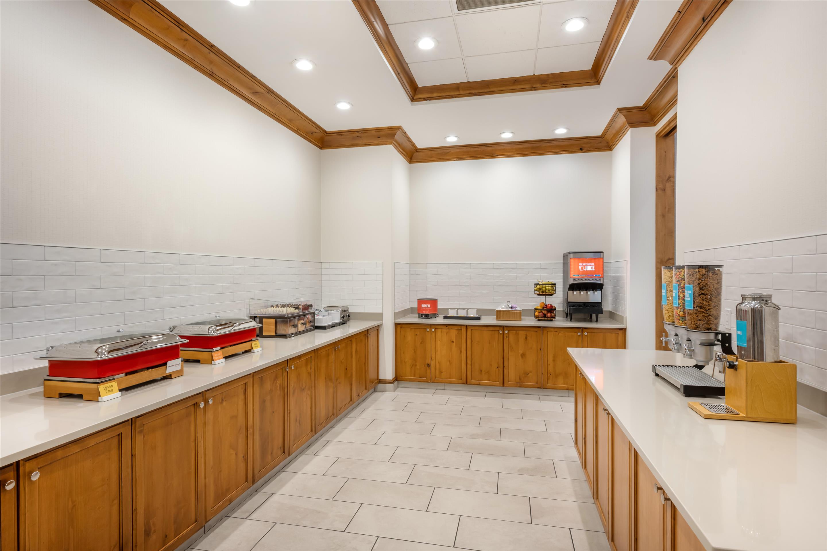 Breakfast Area | Hampton Inn & Suites Coeur d' Alene