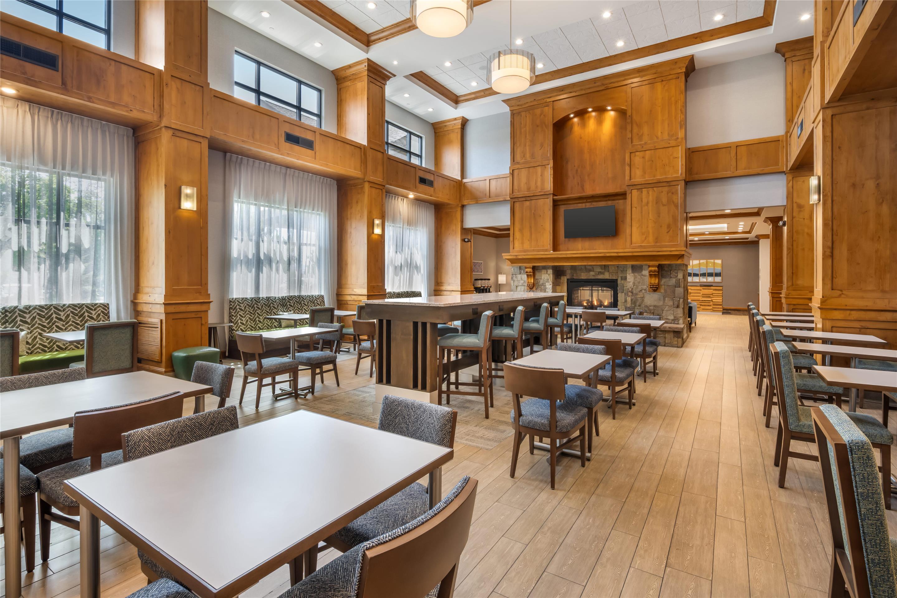 Breakfast Area | Hampton Inn & Suites Coeur d' Alene