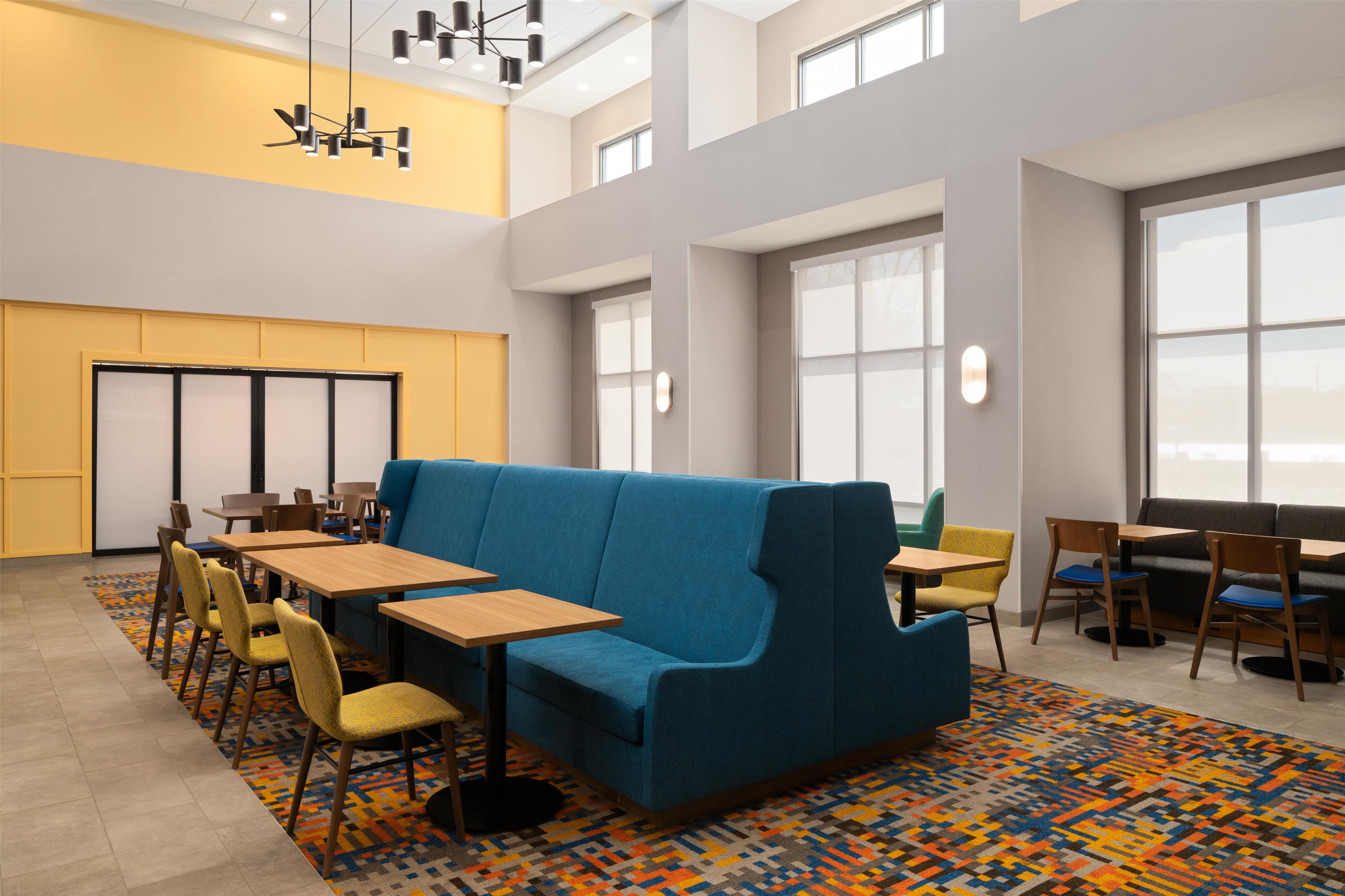 Lobby | Hampton Inn & Suites Chadds Ford