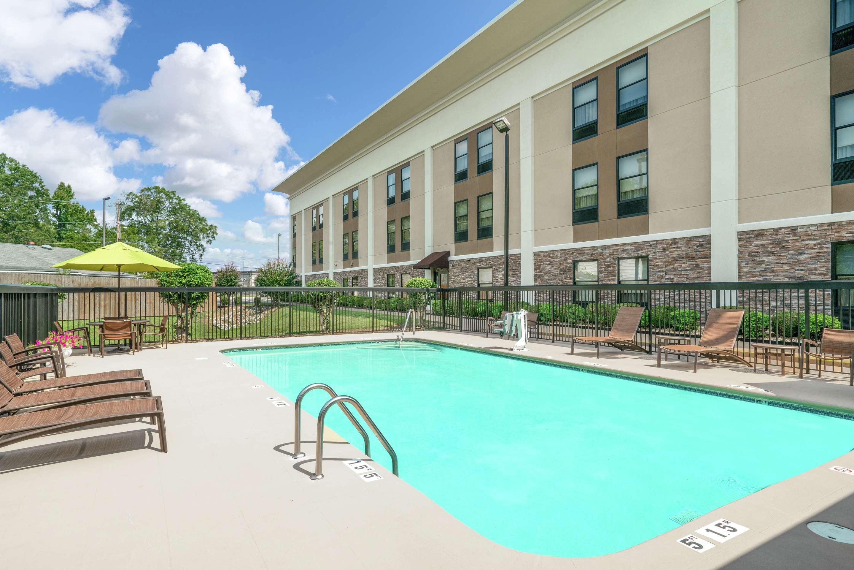 Pool | Hampton Inn Chattanooga/Hixson