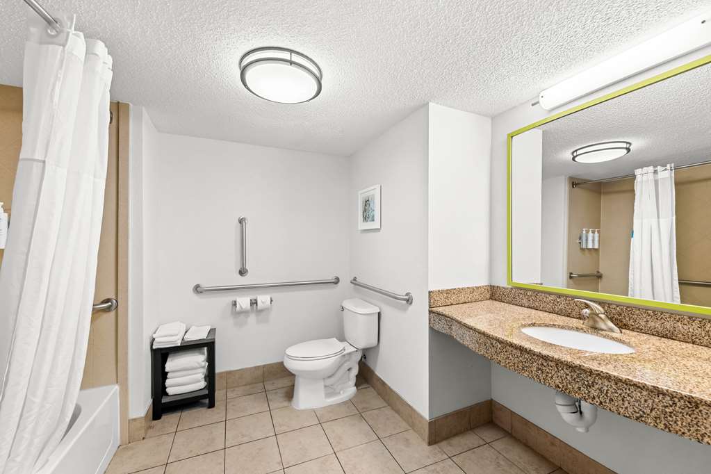 Hampton Inn Chattanooga-North/Ooltewah, TN-guestroom-Guest Room,Bathroom,On-Site.jpg