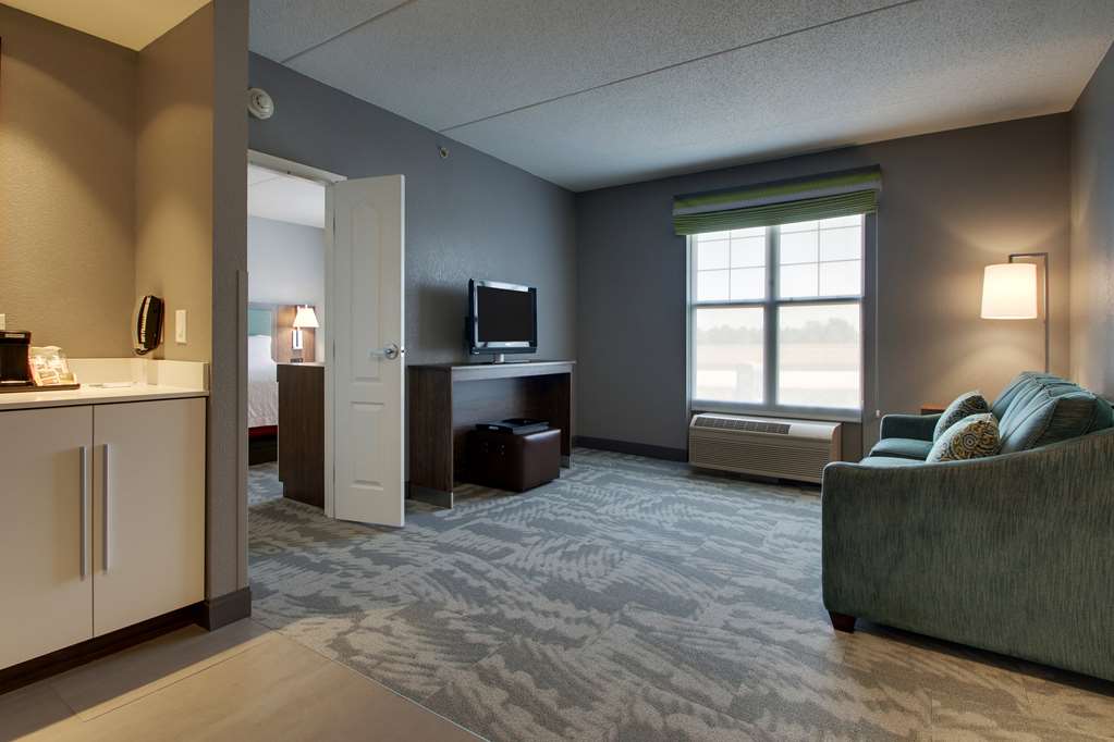 Hampton Inn & Suites by Hilton Chicago/Aurora - Tap to explore photos