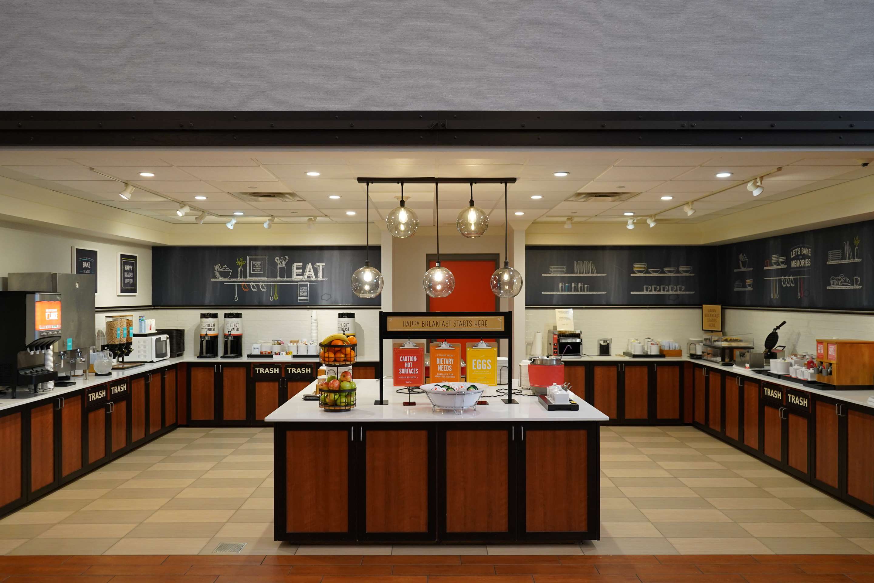 Breakfast Area | Hampton Inn & Suites Chicago/Aurora