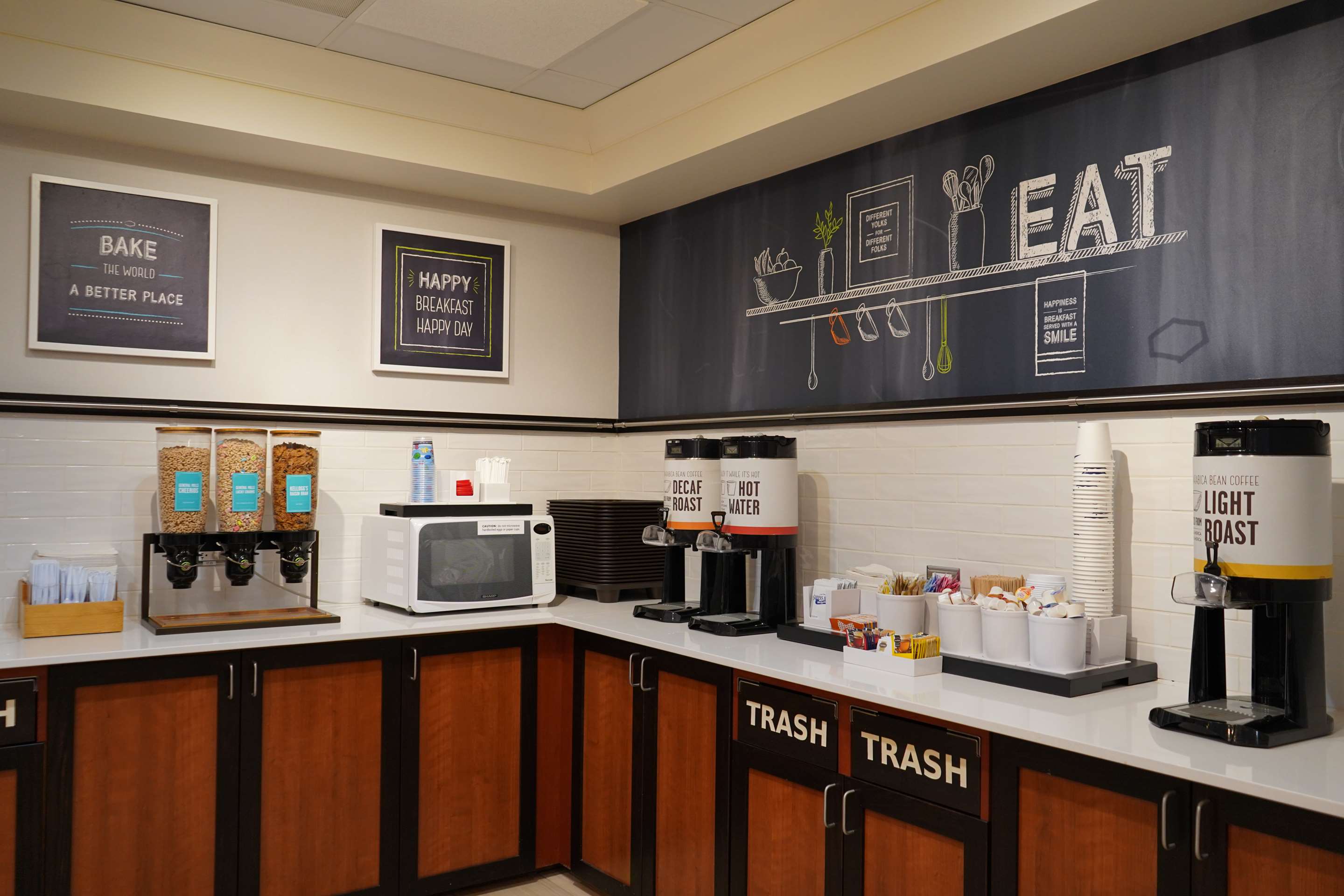 Breakfast Area | Hampton Inn & Suites Chicago/Aurora