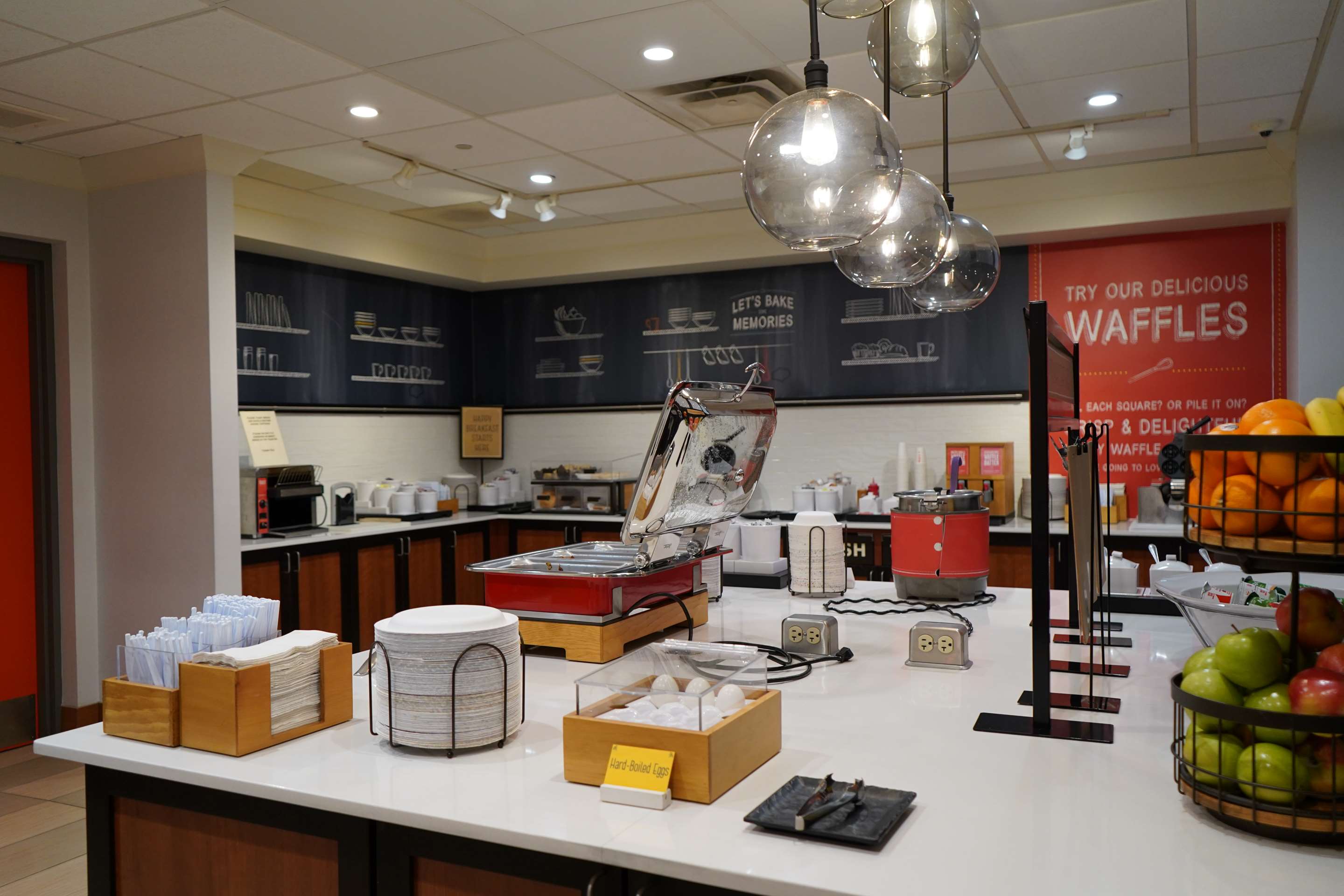 Breakfast Area | Hampton Inn & Suites Chicago/Aurora