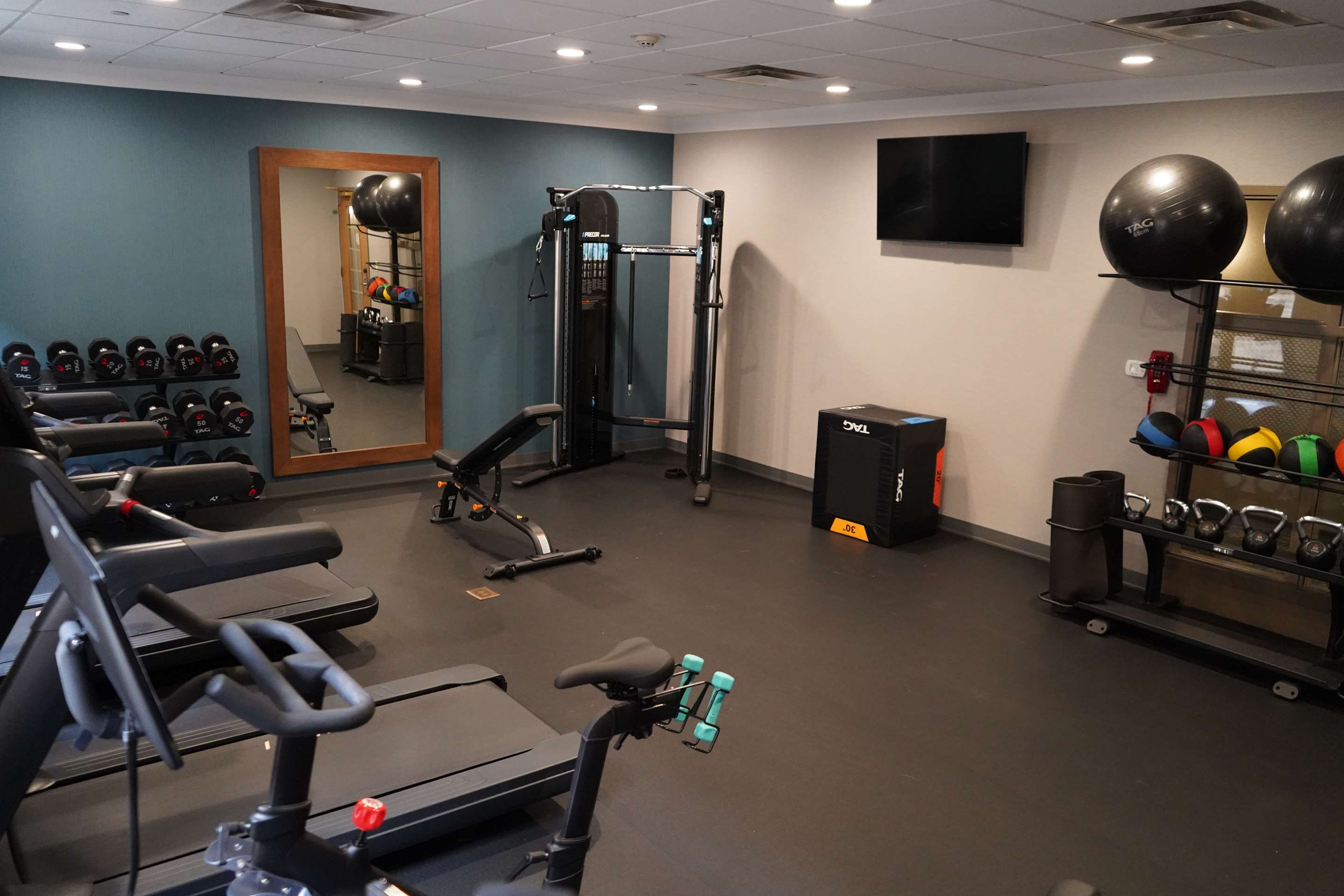 Health club fitness center gym | Hampton Inn & Suites Chicago/Aurora