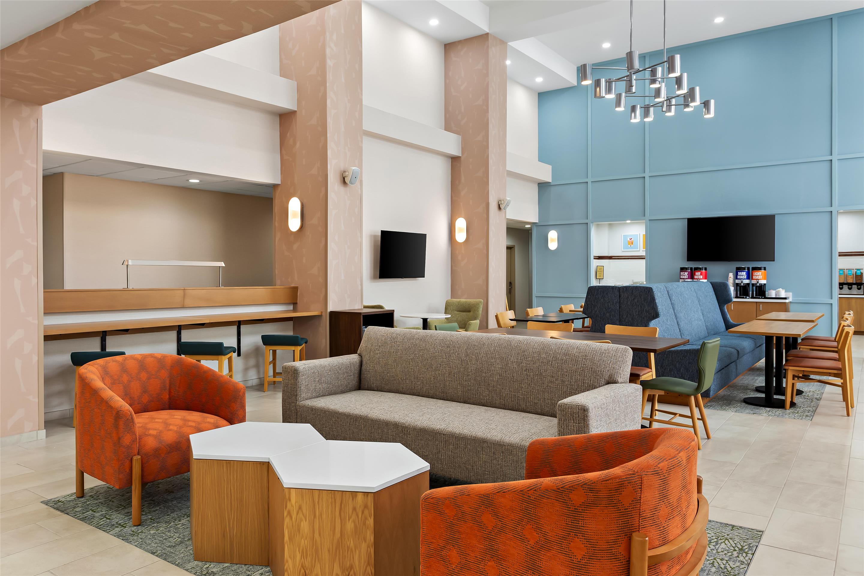 Breakfast Area | Hampton Inn & Suites Bolingbrook
