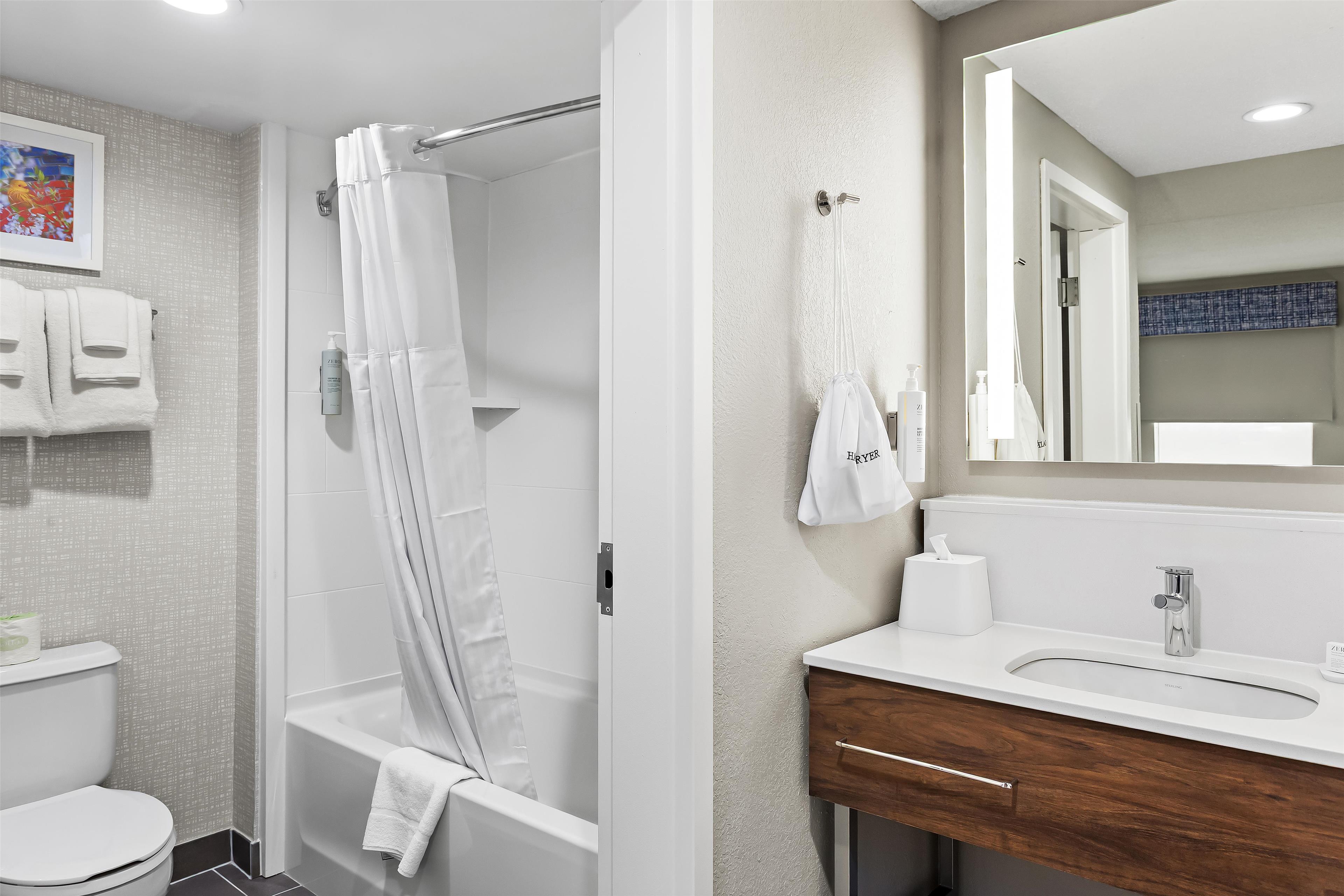 Hampton Inn & Suites by Hilton Bolingbrook Room Type - 2QNS ACC TUB STUDIO NOSMOK