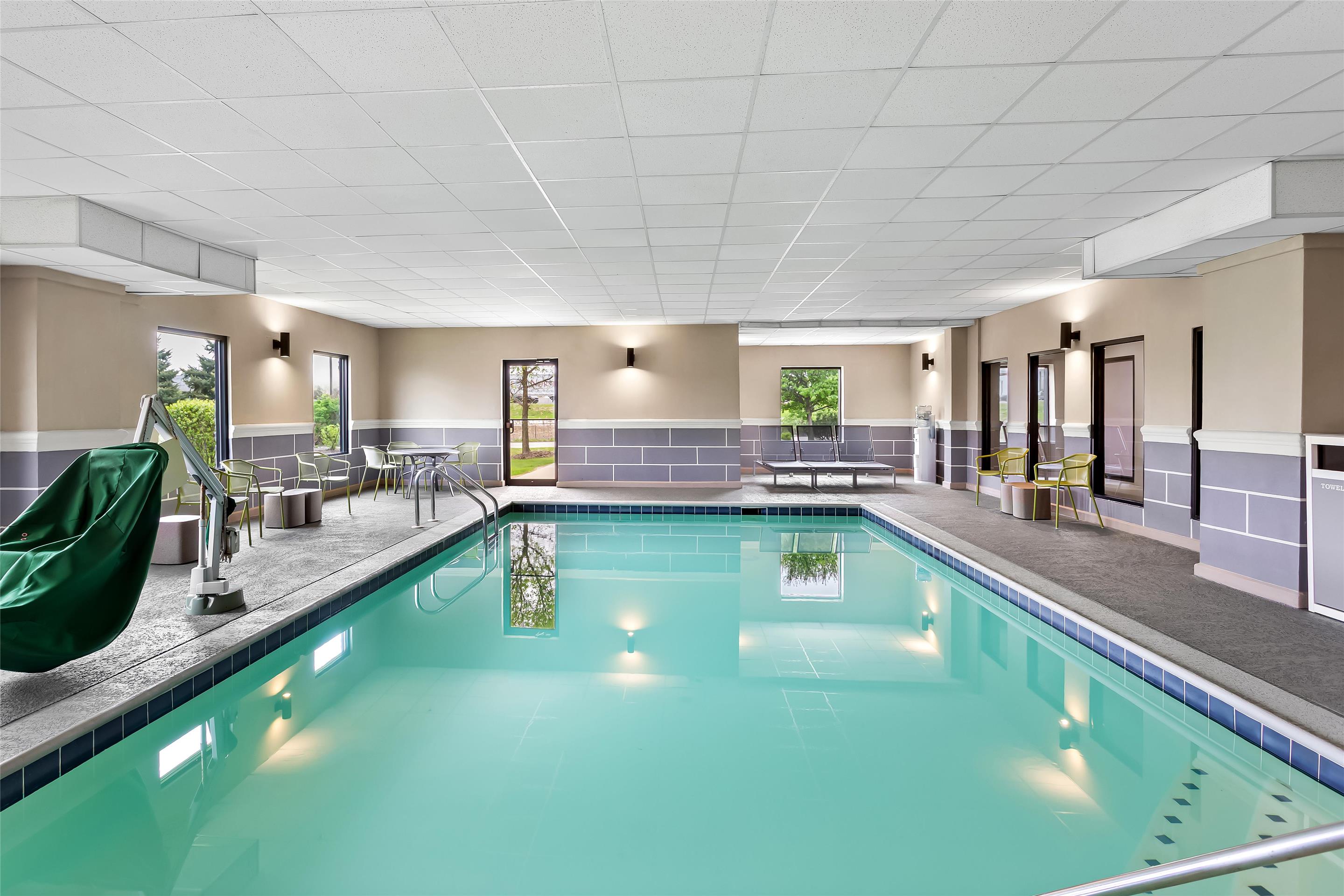 Pool | Hampton Inn & Suites Bolingbrook