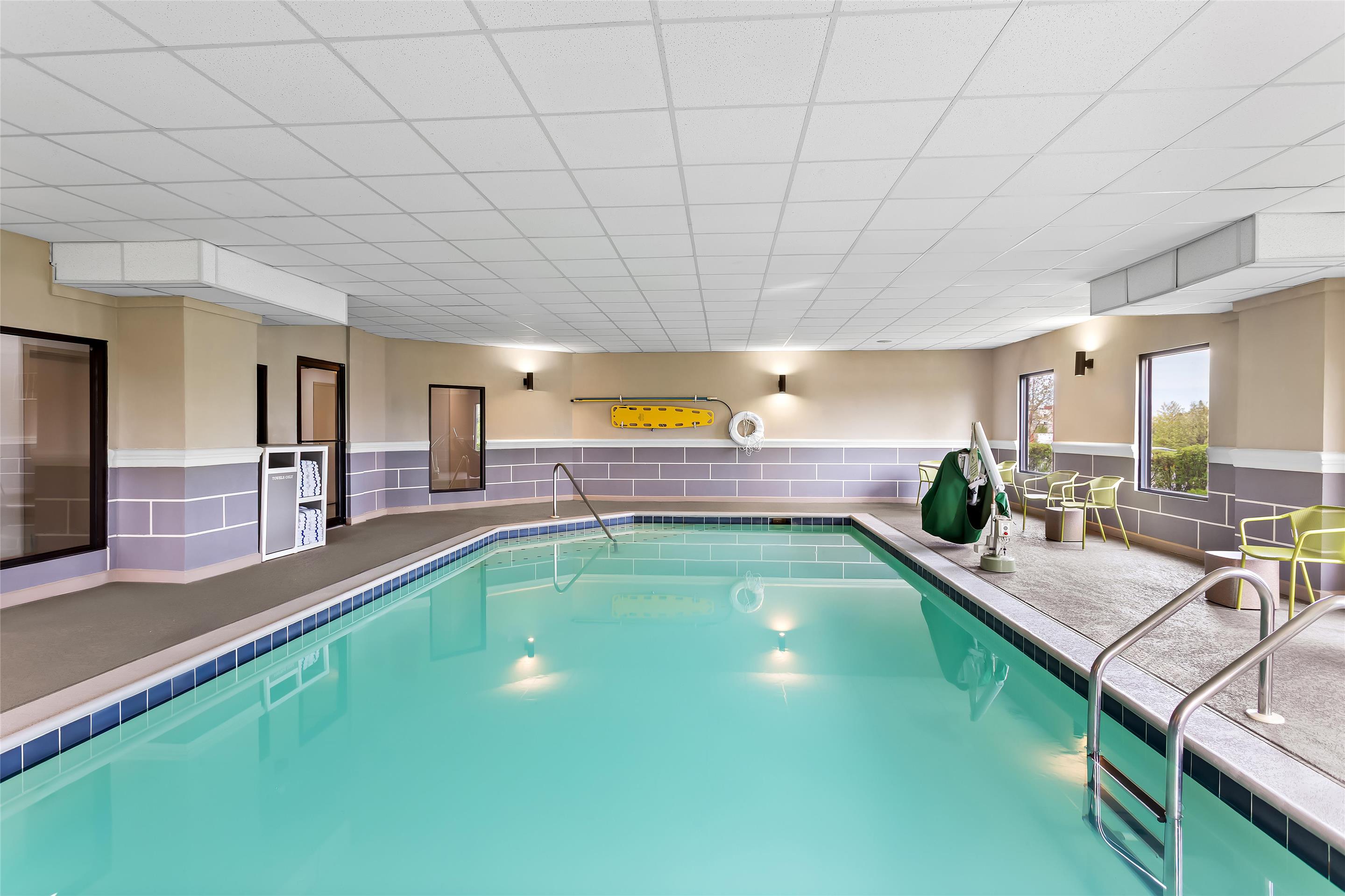 Pool | Hampton Inn & Suites Bolingbrook