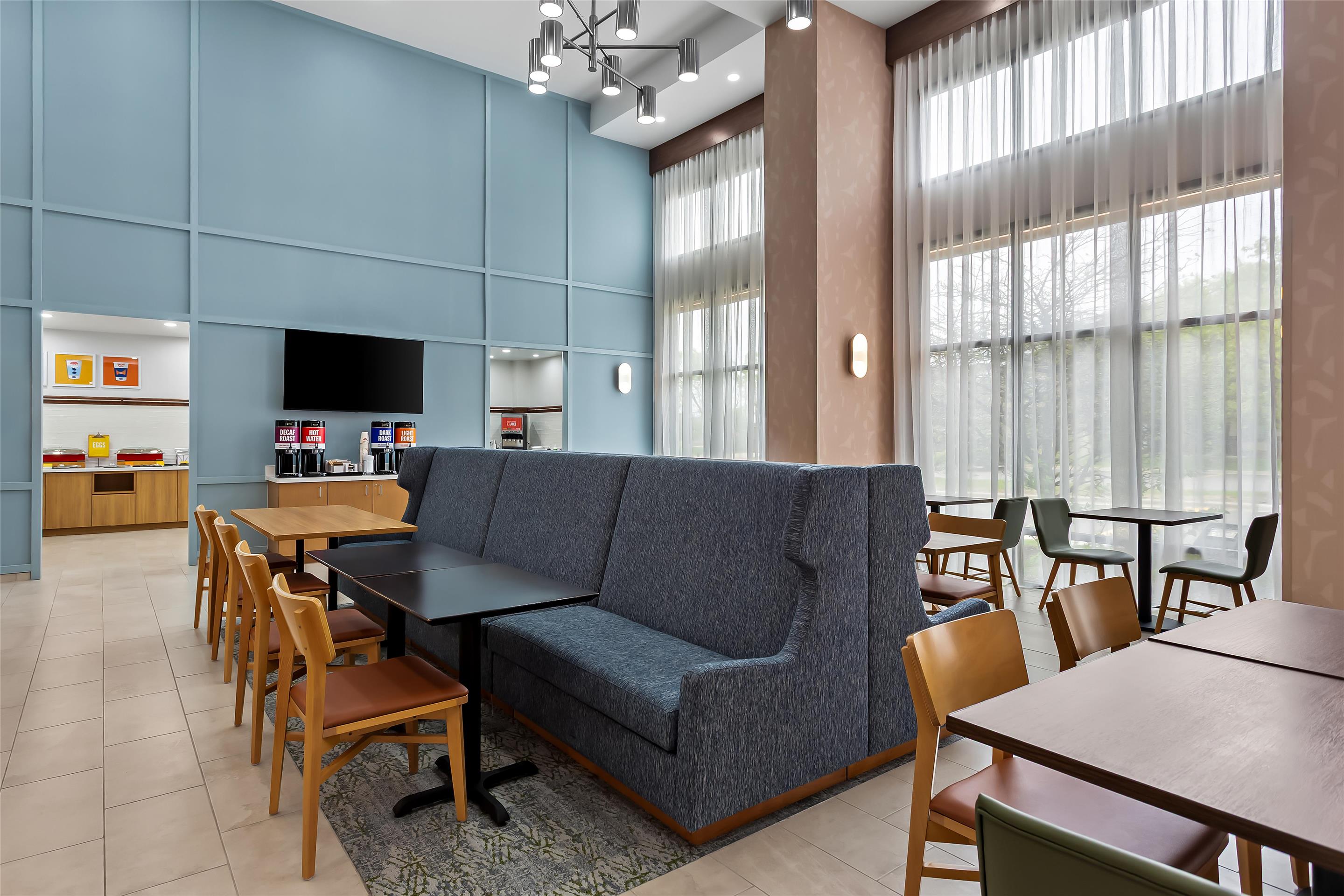 Breakfast Area | Hampton Inn & Suites Bolingbrook