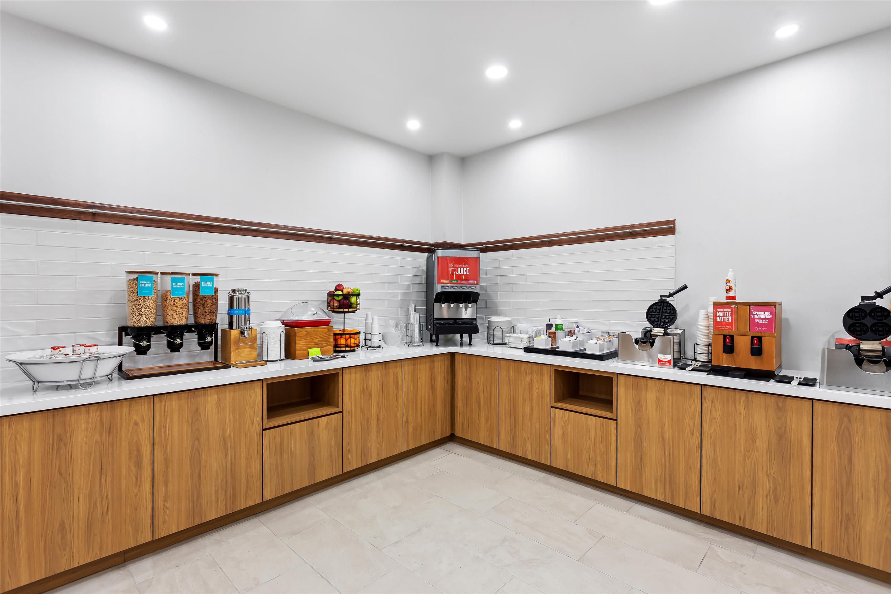 Breakfast Area | Hampton Inn & Suites Bolingbrook