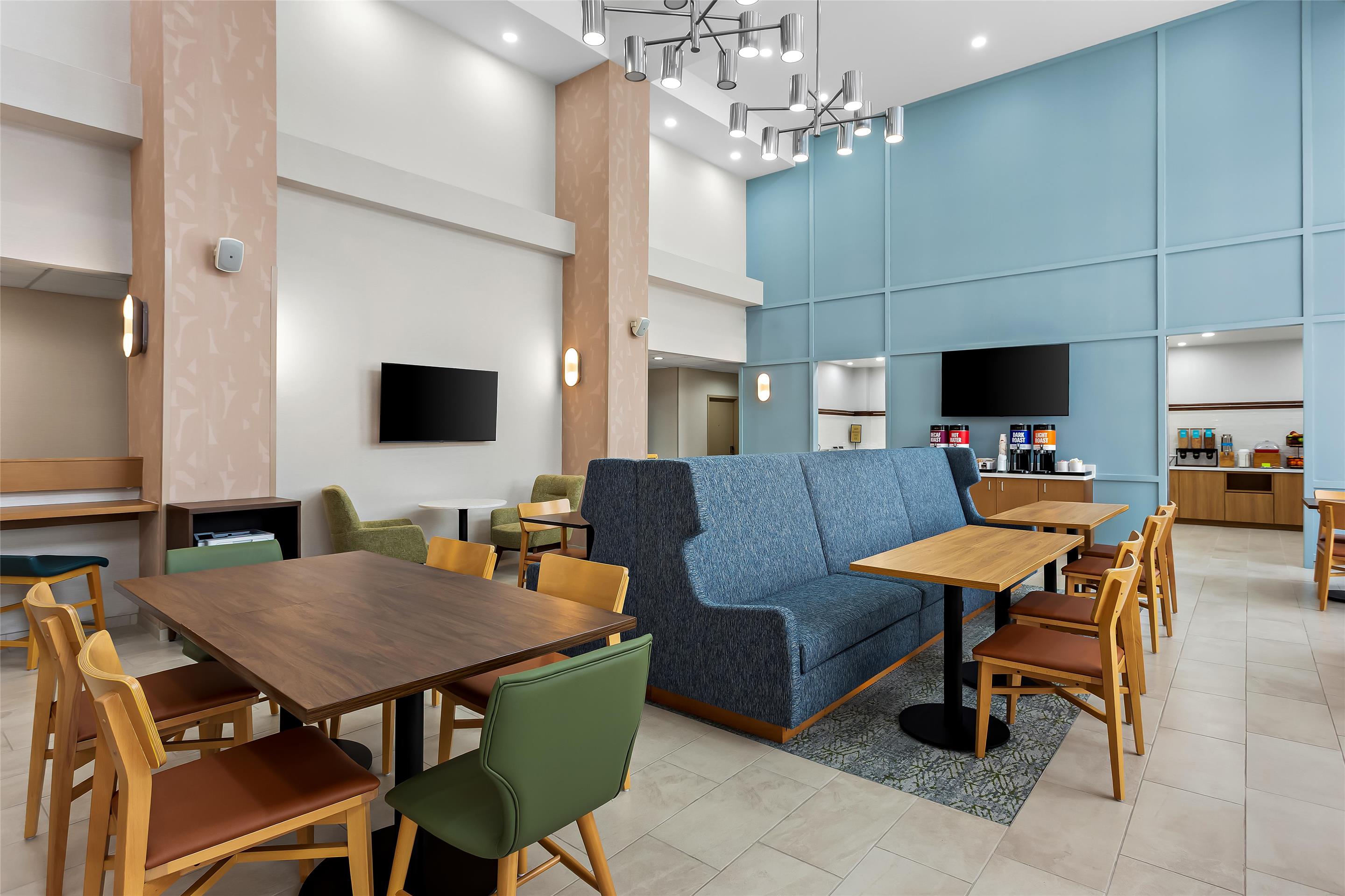 Breakfast Area | Hampton Inn & Suites Bolingbrook