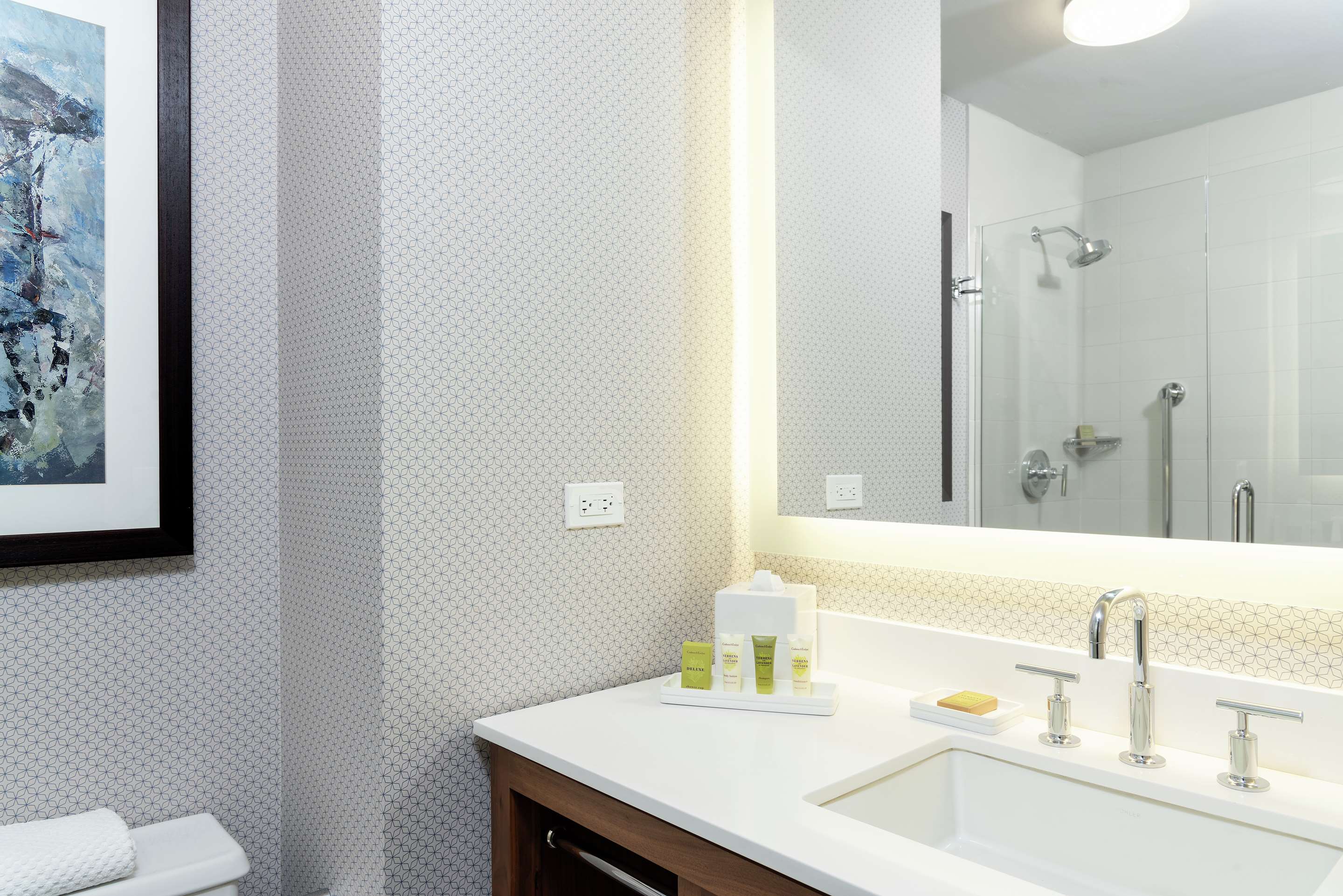 Guest room bath