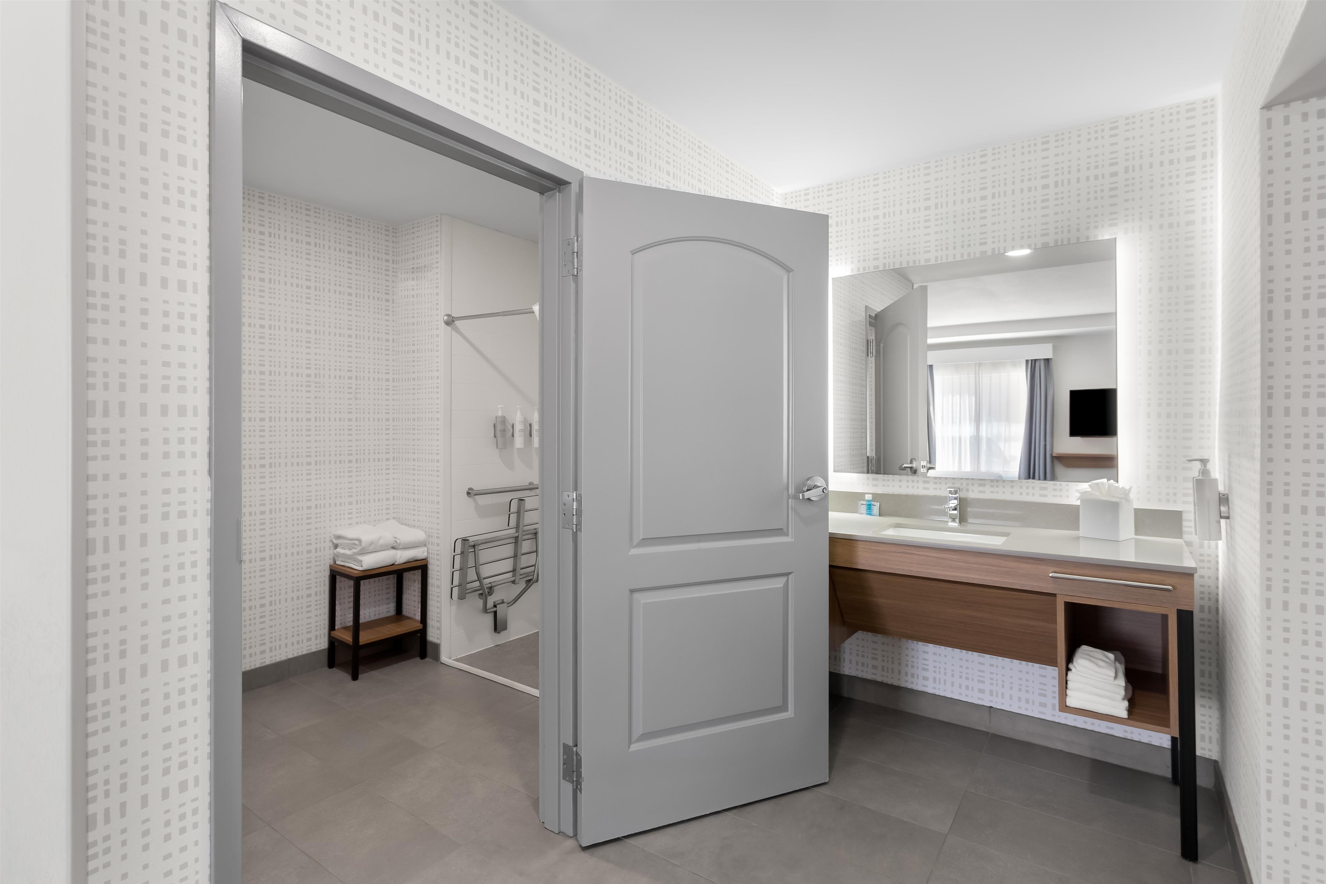 Guest room bath